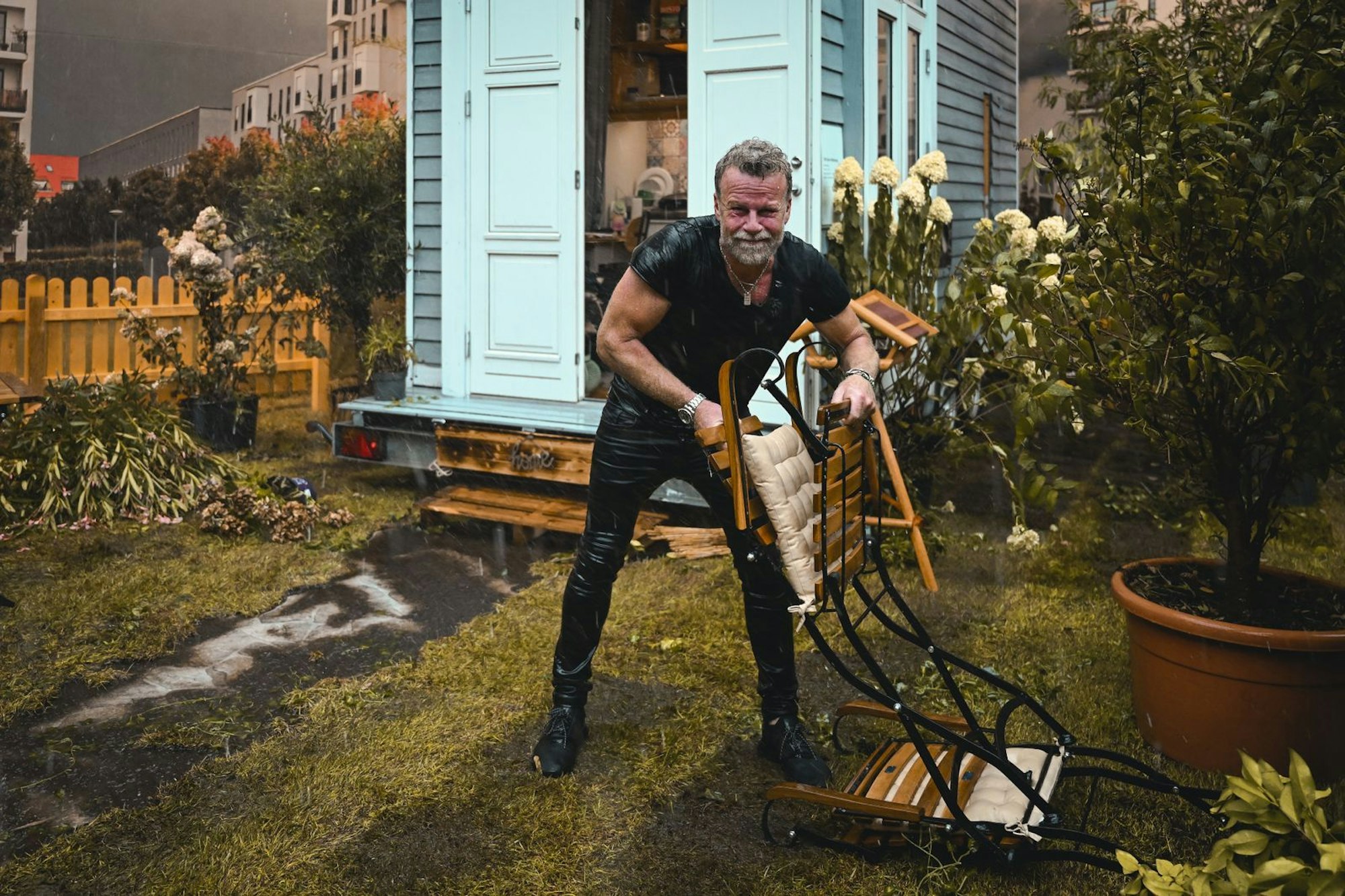 Für sein „Klima-Experiment“ setzte sich Jenke von Wilmsdorff im Tiny-House extremen Witterungsbedingungen und Mücken aus. (Bild: ProSieben / Willi Weber)