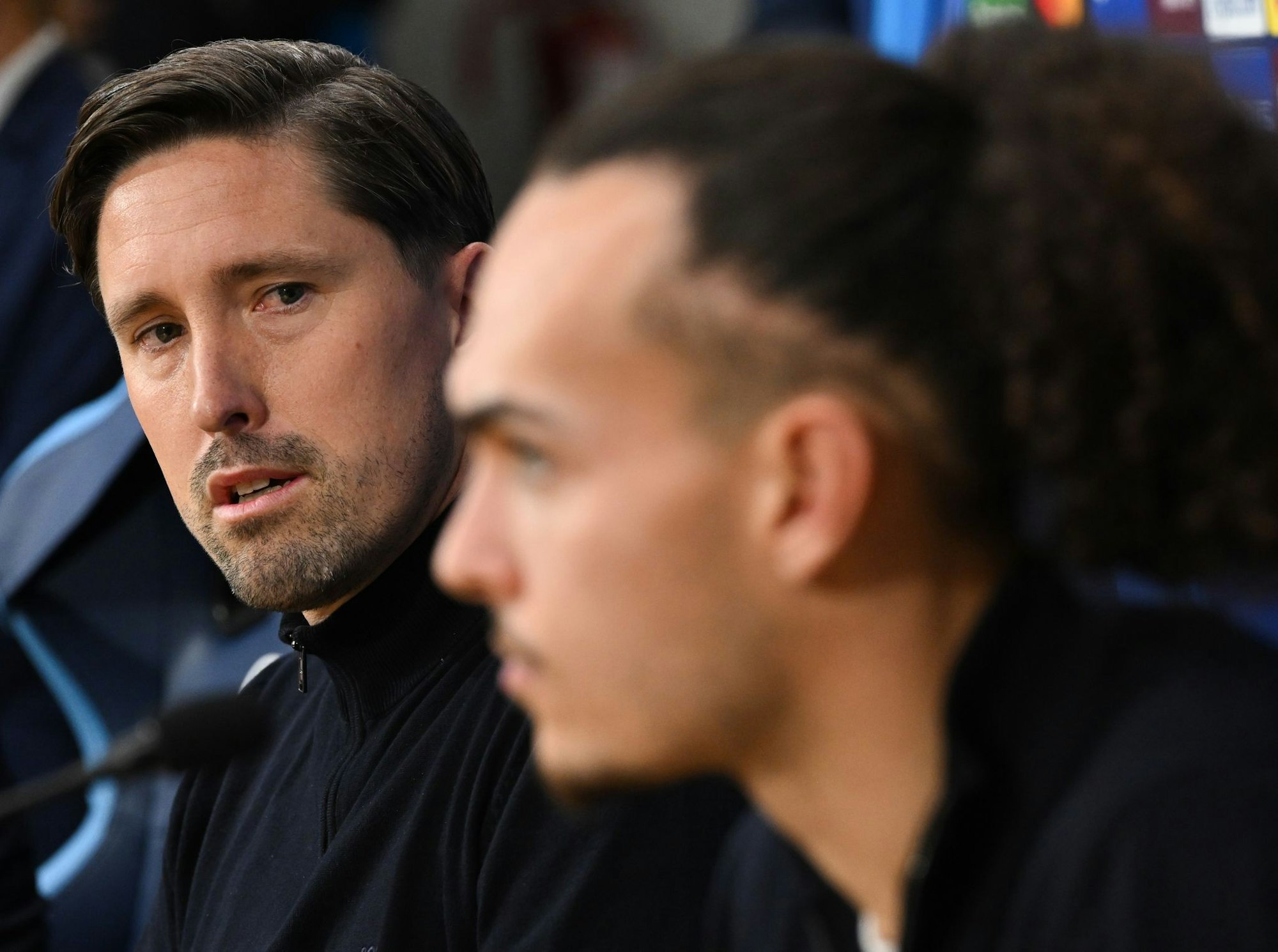Co-Trainer Jan Fießer (l) vertrat den erkälteten Eintracht-Chefcoach Dino Toppmöller auf der Pressekonferenz.