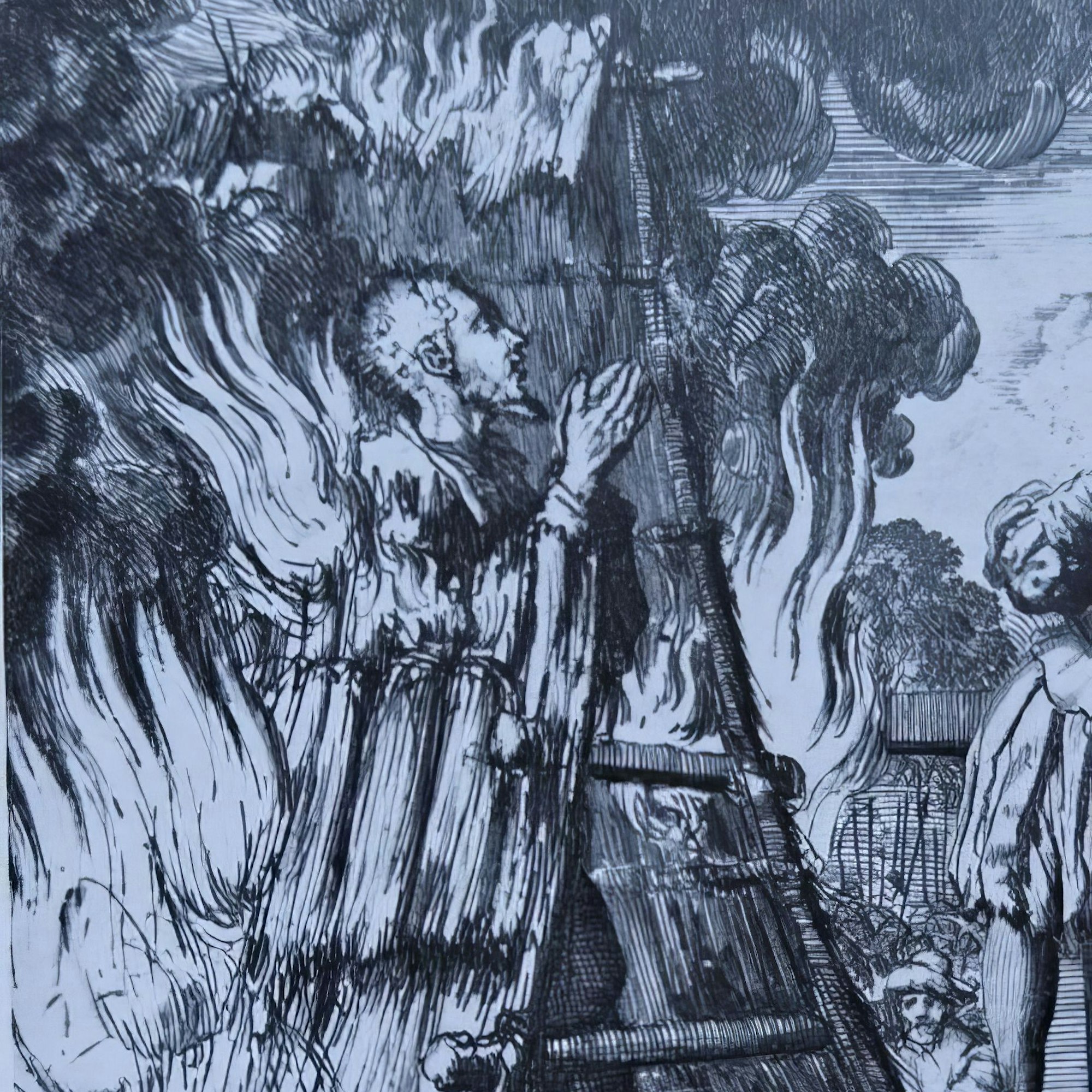 Die Fotografie eines Kupferstichs zeigt die Hinrichtung eines Menschen in einer Verbrennungshütte. Im Hintergrund schauen Dorfbewohner dem Geschehen zu.