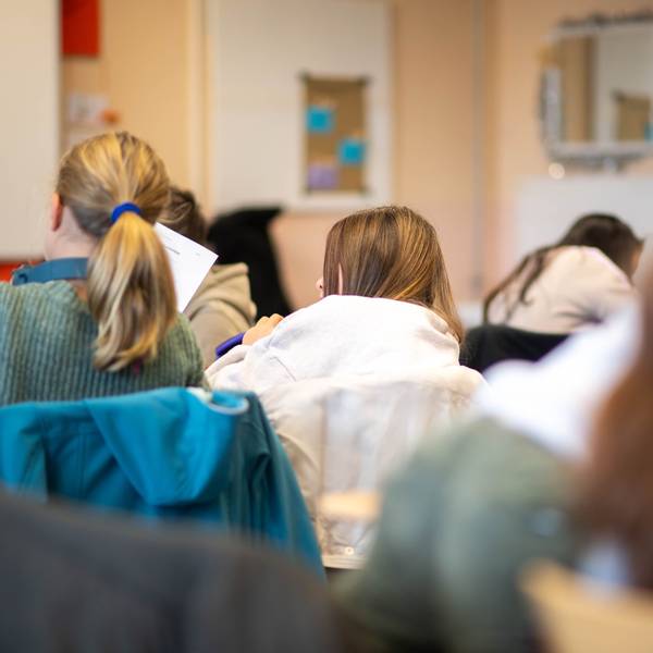 Das Bild zeigt von hinten aufgenommen eine Situation im Unterricht an der Gesamtschule Weilerswist.