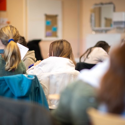 Das Bild zeigt von hinten aufgenommen eine Situation im Unterricht an der Gesamtschule Weilerswist.