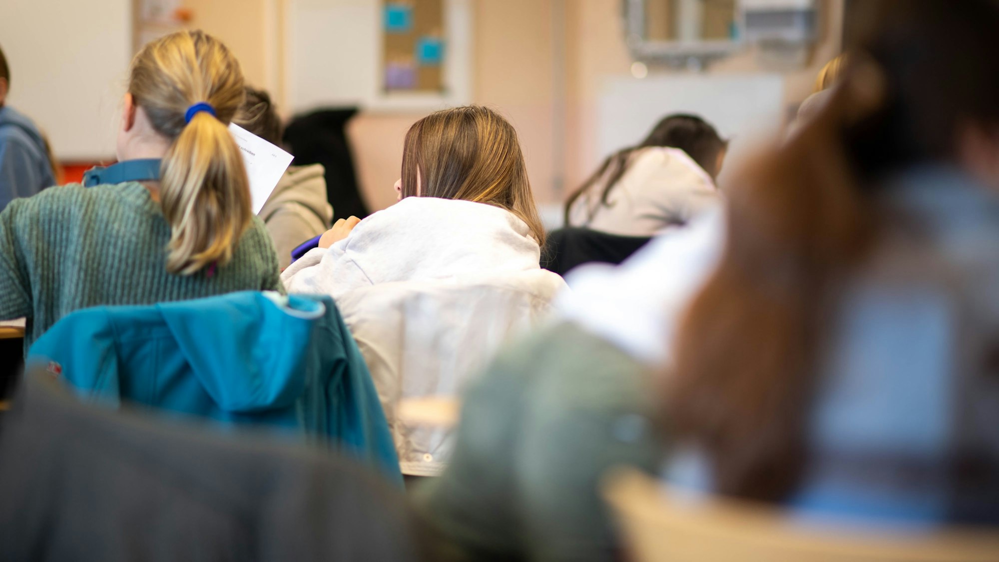 Das Bild zeigt von hinten aufgenommen eine Situation im Unterricht an der Gesamtschule Weilerswist.