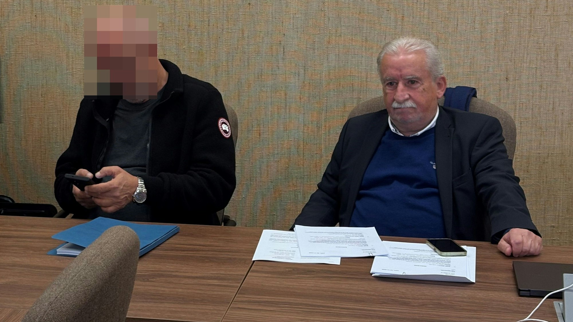 Der Angeklagte mit Dolmetscher Bahadir Aksungur beim Prozess im Kölner Landgericht