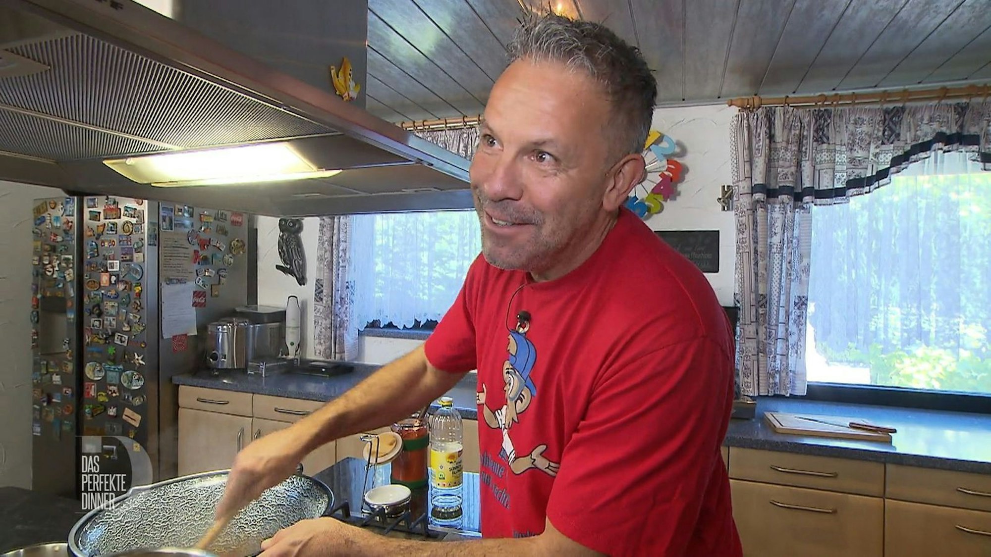 In den ungarischen Kesseltopf steckt István nicht nur Bohnen und Speck, sondern auch ganz viel Liebe.
(Bild: RTL)