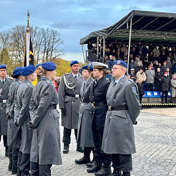 Zu sehen sind Soldaten in Uniform auf einem Platz.