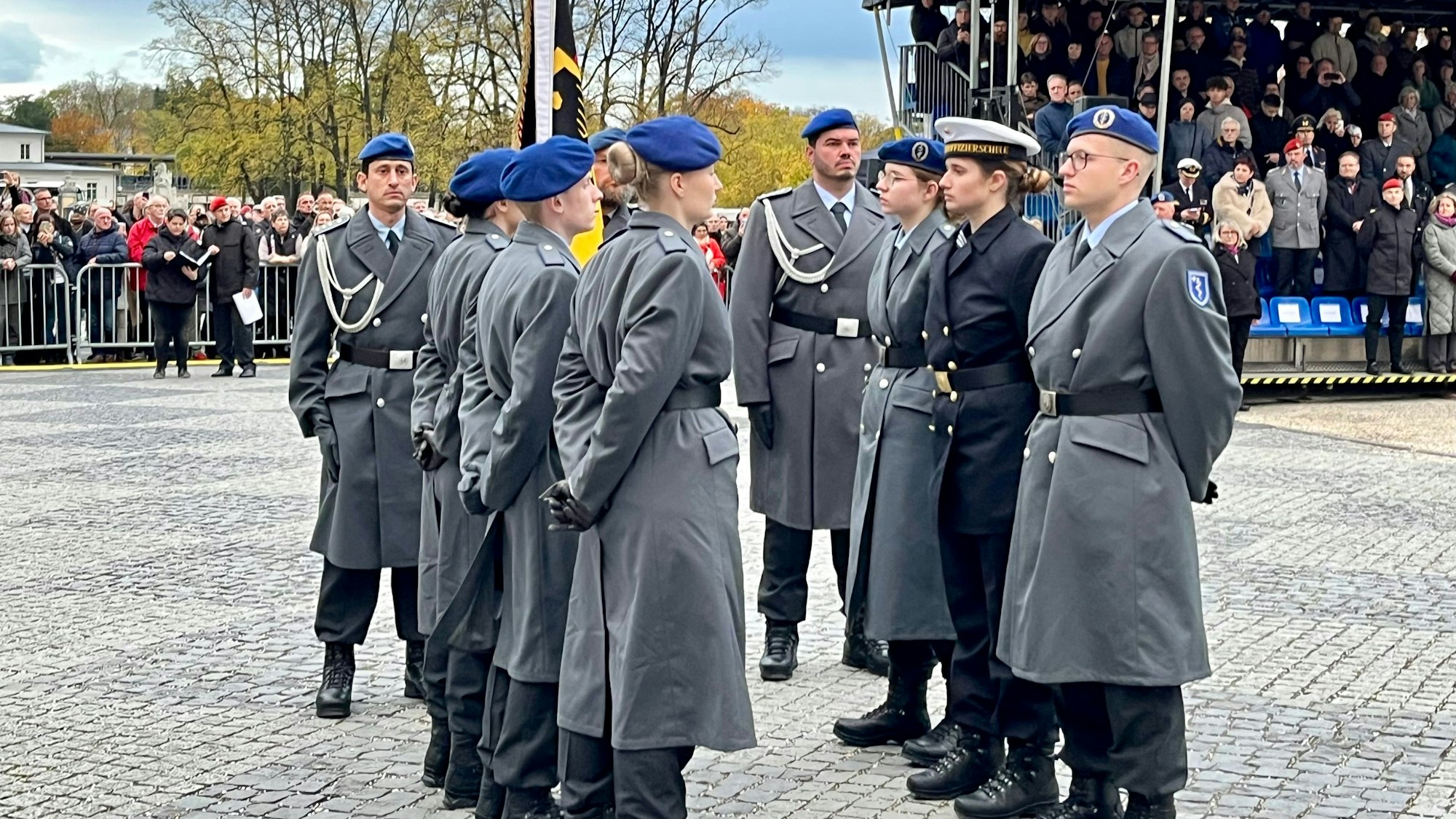 Zu sehen sind Soldaten in Uniform auf einem Platz.