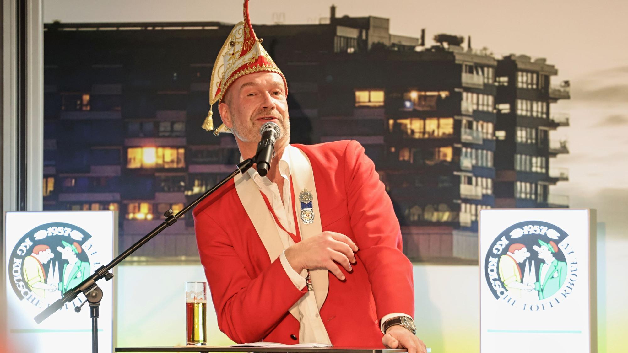 Volker Weininger hält seine Rede auf der Bühne.