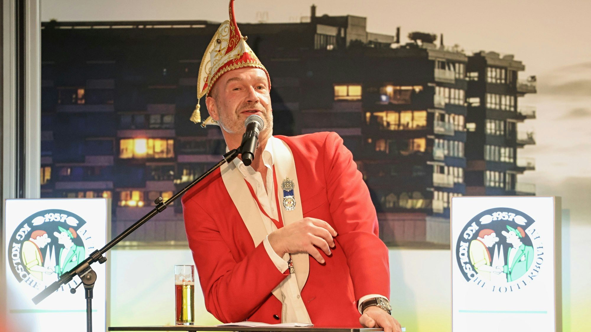 Volker Weininger hält seine Rede auf der Bühne.