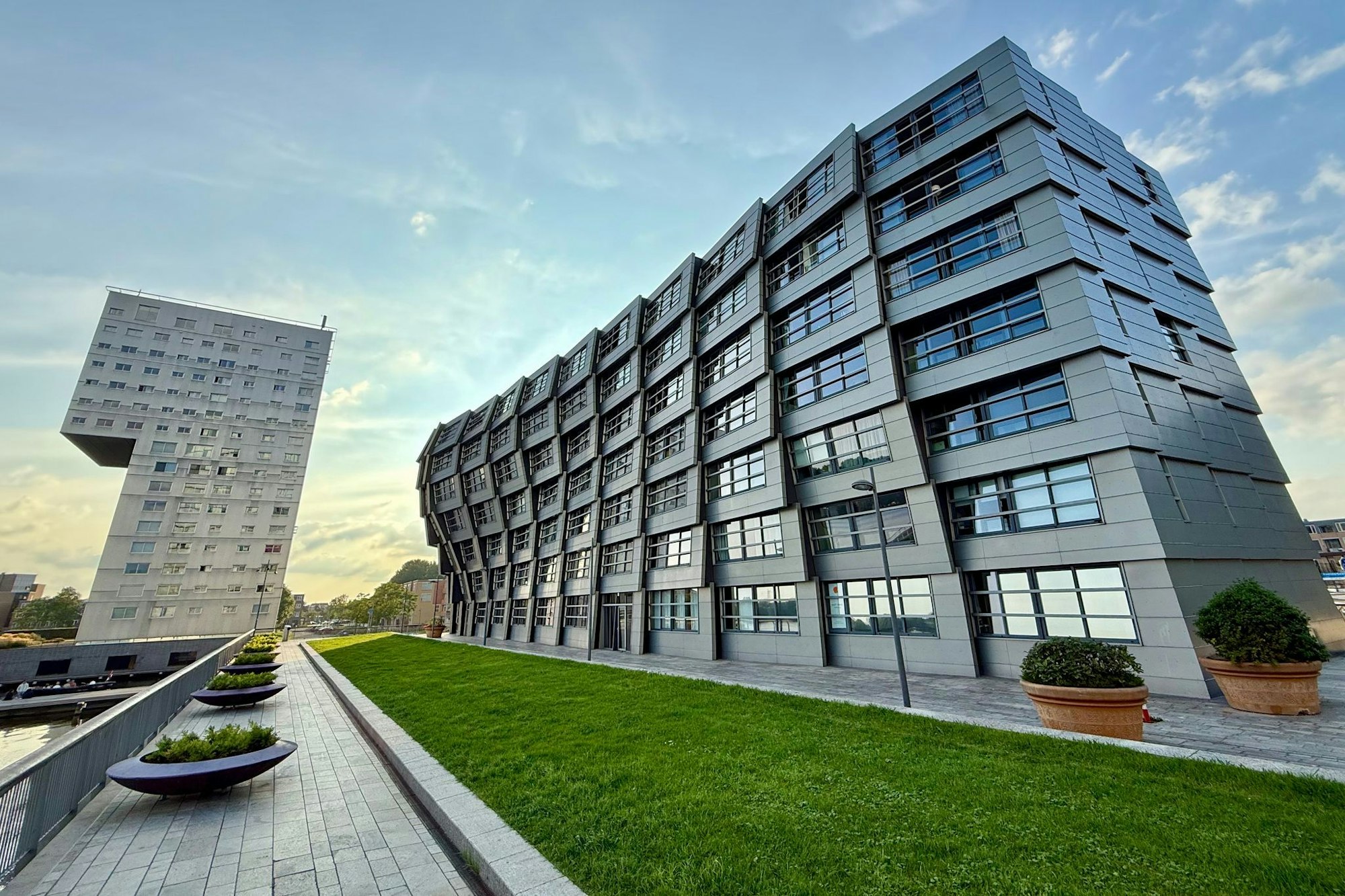 «Silverline» (l) und «The Wave» (r) heißen diese Wohnanlagen in Almere.