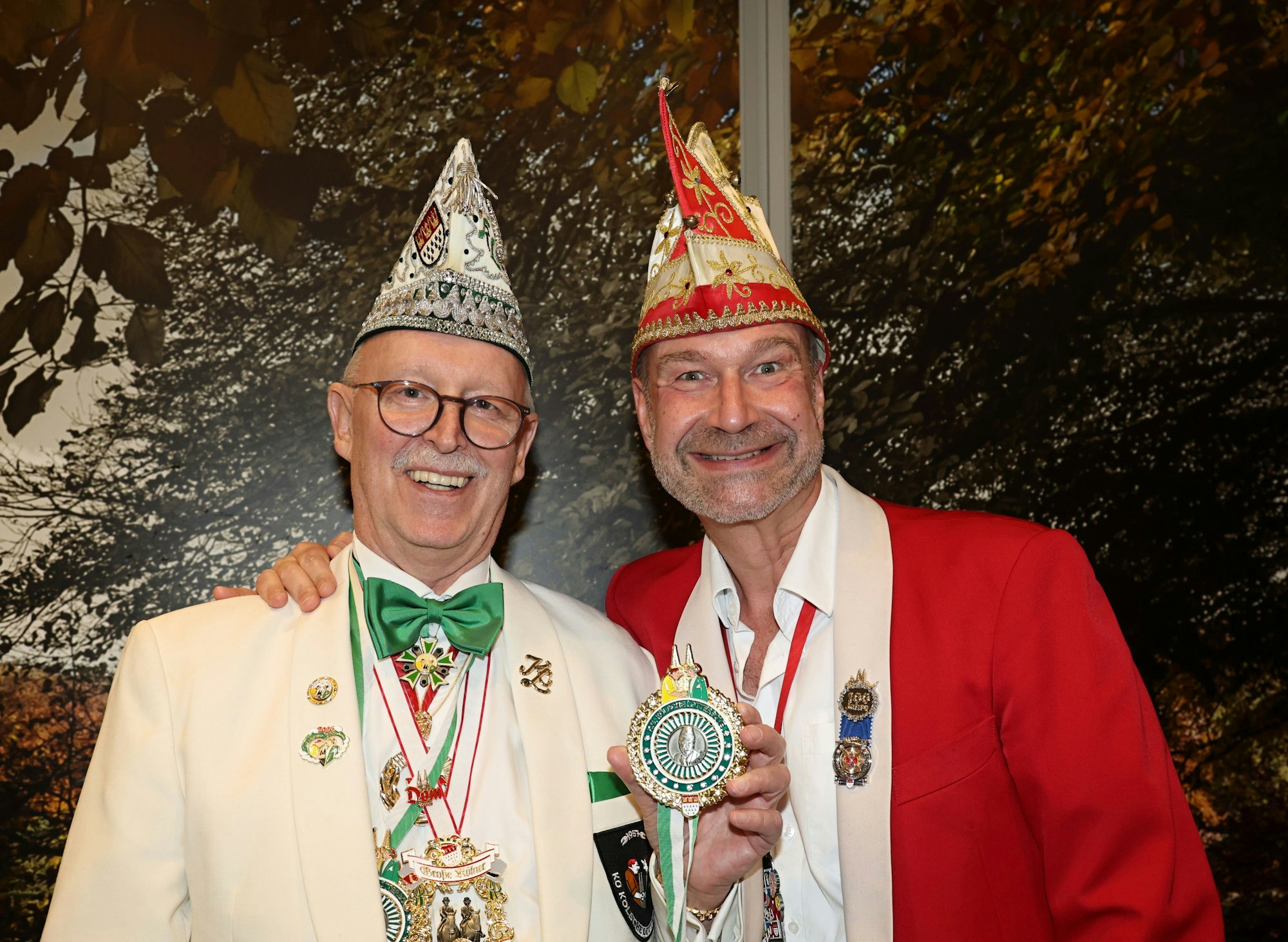 Besondere Ehre für Volker Weininger. Der Präsident der Kölschen Lotterbove, Hans-Günter Mies (l.), zeichnete den „Sitzungspräsidenten“ mit dem Orden der Veranstaltung aus. Nur das Konterfei war nicht wirklich gelungen.