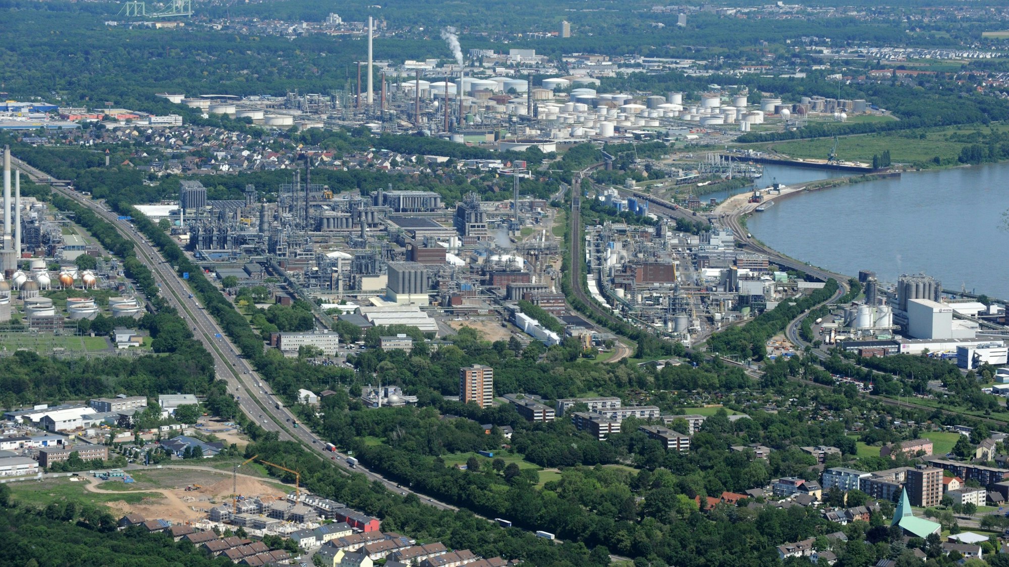Industrie in Wesseling mit den Unternehmen Evonik (u.r), Lyondell Basell (l.)