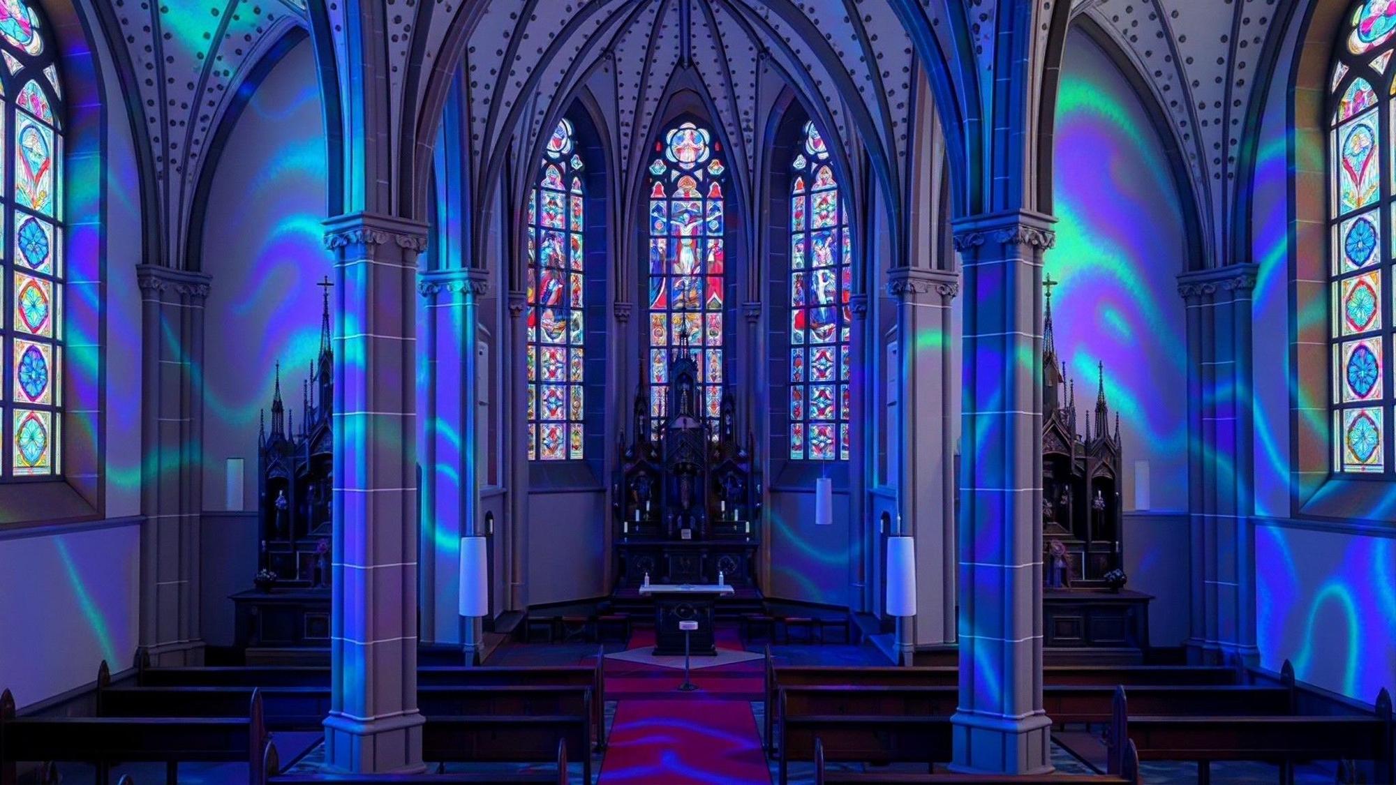 Der Innenraum der Pfarrkirche St. Aegidius in Porz-Wahn ist sphärisch beleuchtet.