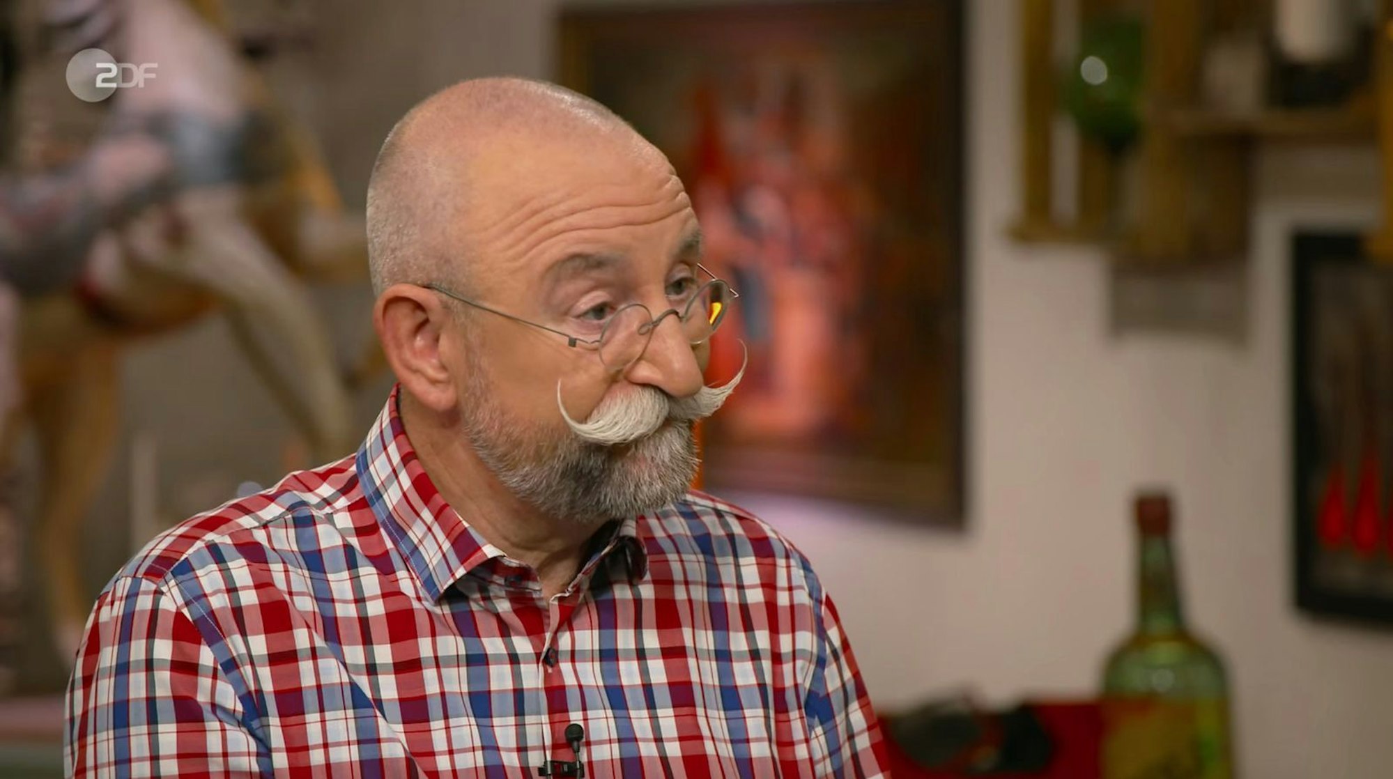 „Ach Gott im Himmel“, rief Horst Lichter in der Montagsausgabe der ZDF-Trödelshow „Bares für Rares“ aus, als die Verkäuferin erzählte, wie ihr Ausstellungsstück auf dem Weg ins Walzwerk beschädigt wurde. (Bild: ZDF)