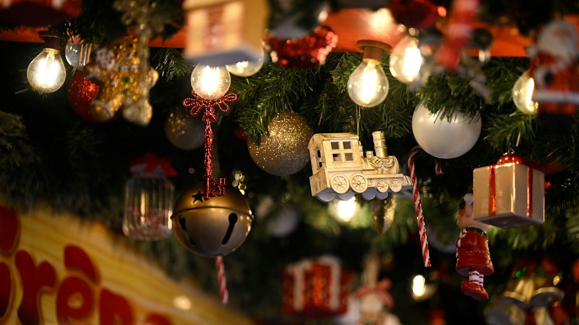 Das Foto zeigt Weihnachtsschmuck am Christbaum.