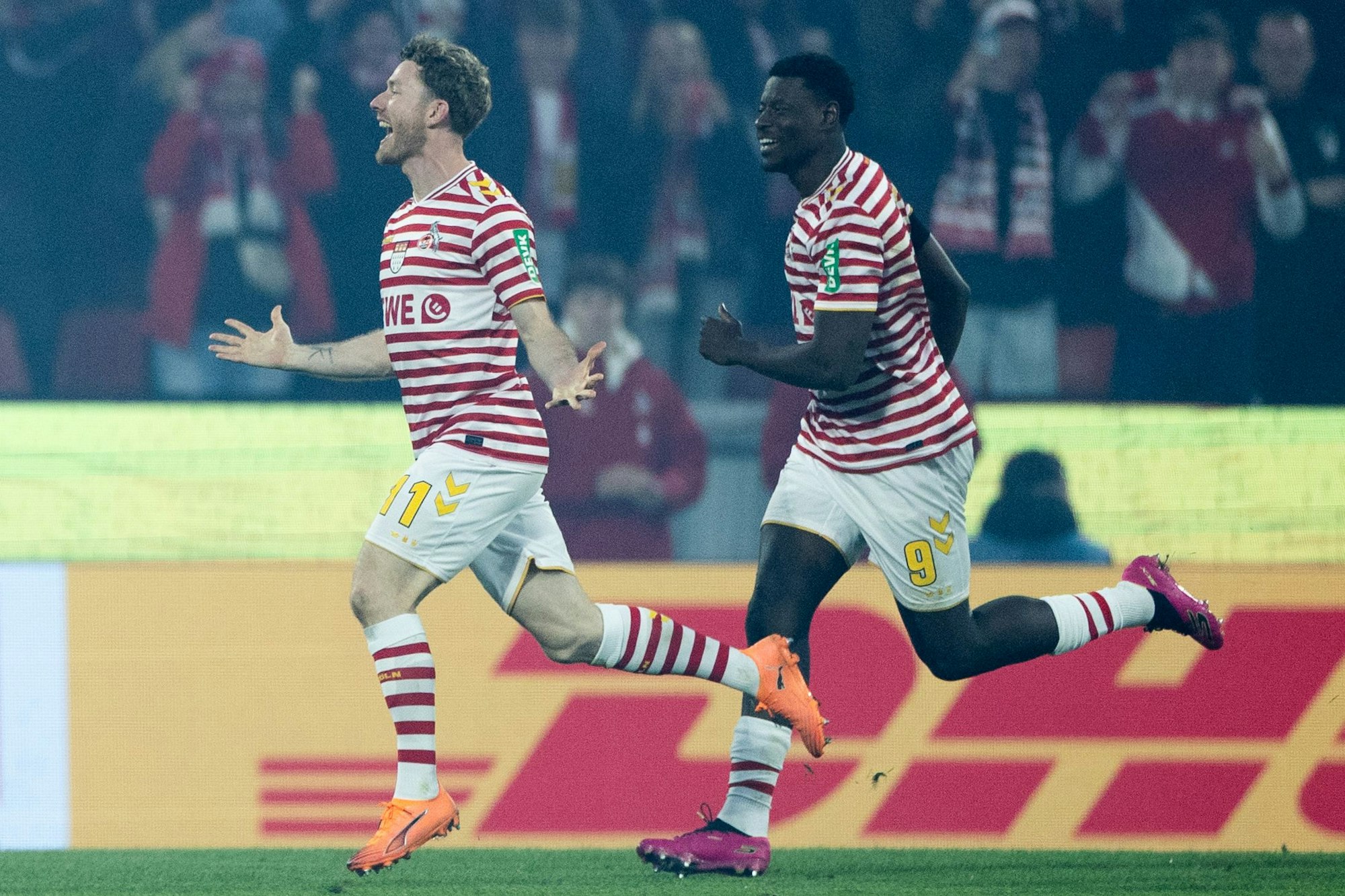 02.11.2025, Nordrhein-Westfalen, Köln: Fußball: Bundesliga, 1. FC Köln - Hamburger SV, 9. Spieltag, RheinEnergieStadion, Florian Kainz (l, 1.FC Köln) jubelt über sein Tor zum 2:0 mit Ragnar Ache. Foto: Rolf Vennenbernd/dpa - WICHTIGER HINWEIS: Gemäß den Vorgaben der DFL Deutsche Fußball Liga bzw. des DFB Deutscher Fußball-Bund ist es untersagt, in dem Stadion und/oder vom Spiel angefertigte Fotoaufnahmen in Form von Sequenzbildern und/oder videoähnlichen Fotostrecken zu verwerten bzw. verwerten zu lassen. +++ dpa-Bildfunk +++