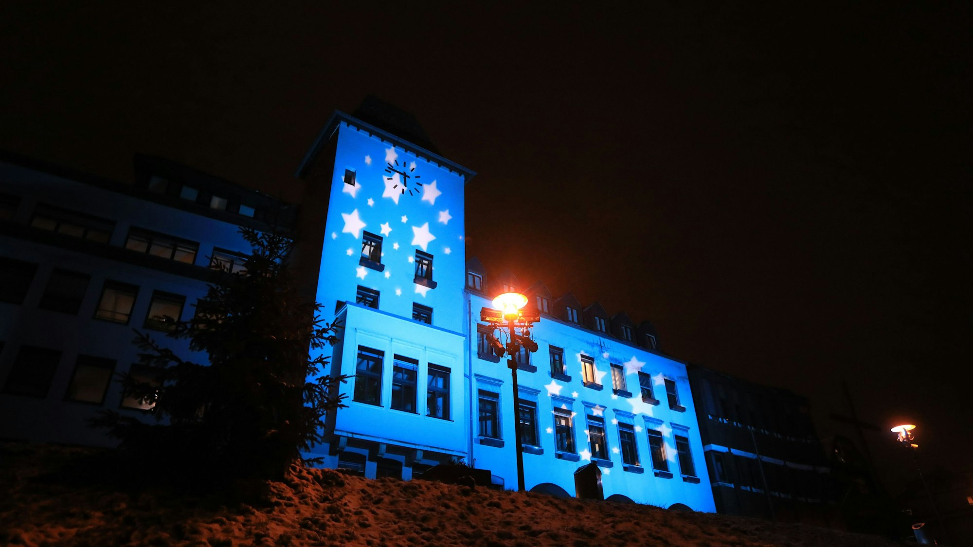 Das Porzer Rathaus wird mit Sternen angestrahlt.