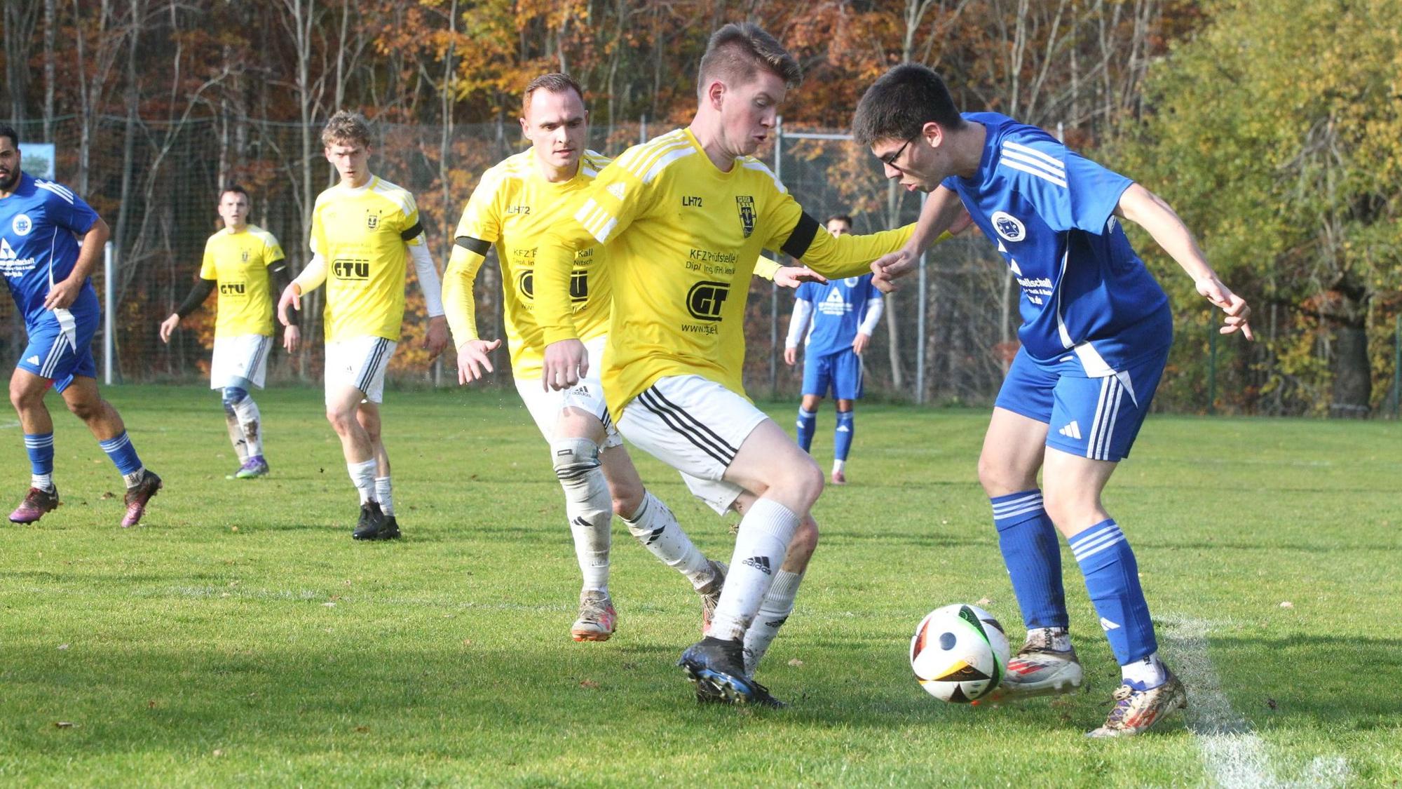 Ein Golbacher Spieler attackiert den ballführenden DHO-Spieler.