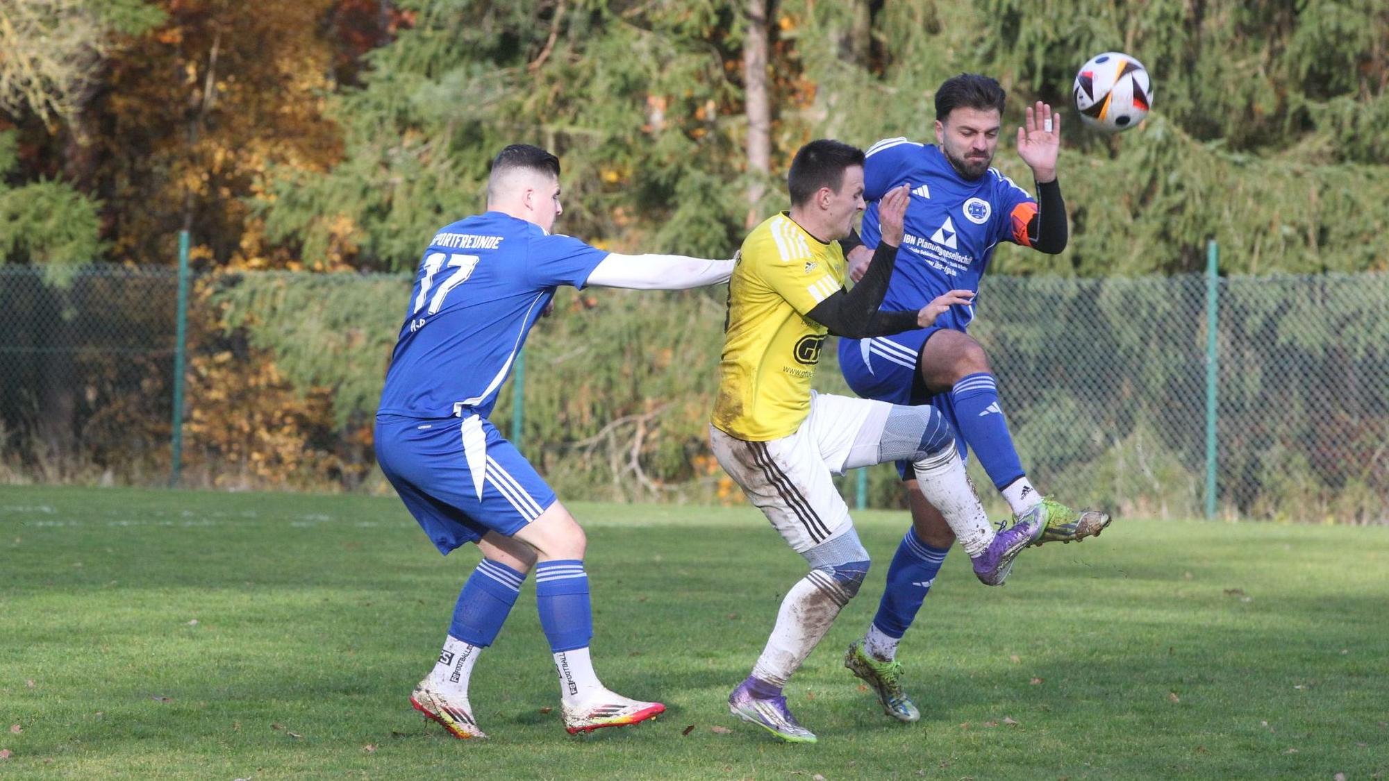 Max Hofmann, der vier Tore erzielte, steckt zwischen zwei DHO-Spielern fest.