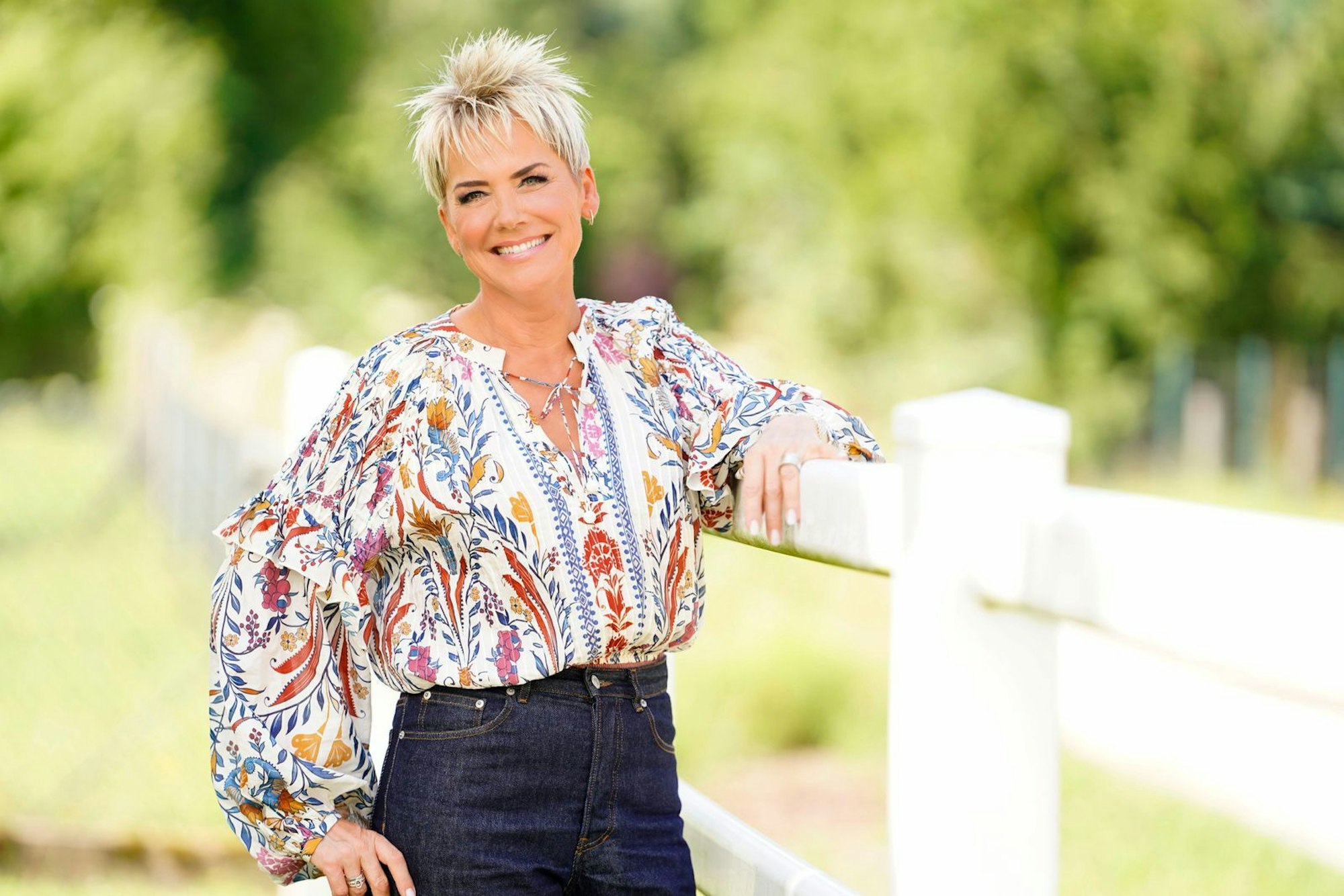 Inka Bause moderiert die 21. Staffel von „Bauer sucht Frau“ im Herbst 2025. (Bild: RTL / Stefan Gregorowius )