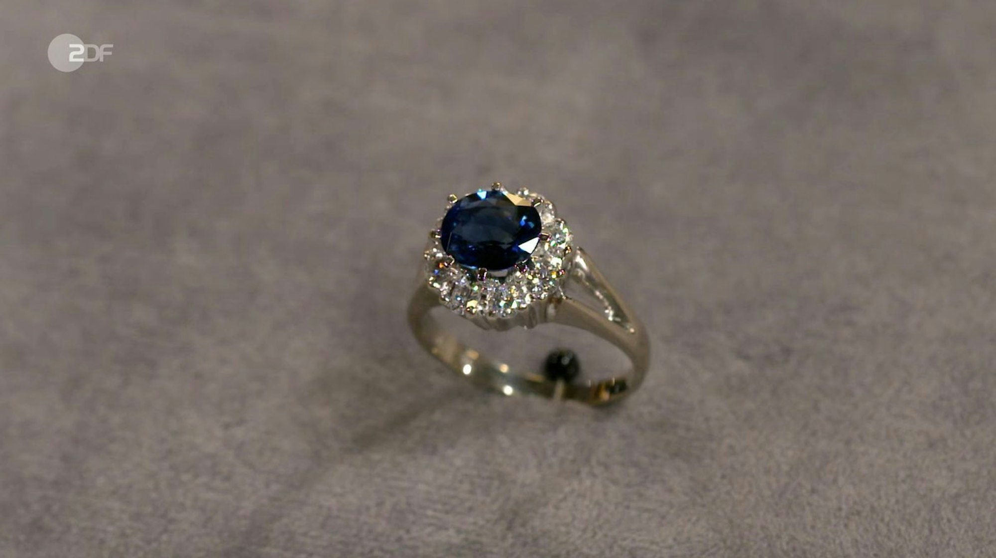 Als weiteres Objekt der Sendung datierte Patrick Lessmann einen Brillantring aus 750er Weißgold mit Saphir in den 1970er Jahren. (Bild: ZDF)