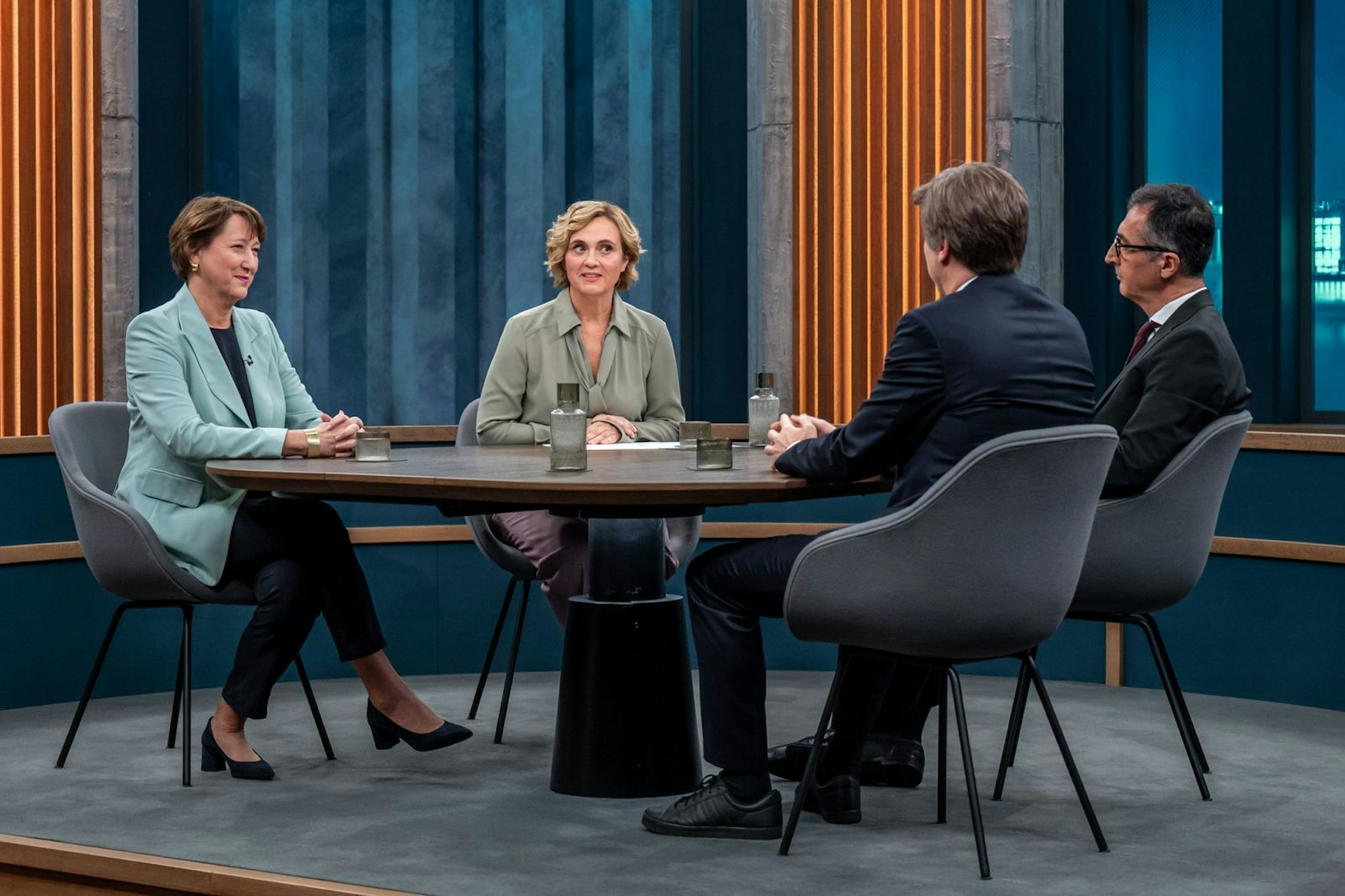 „Die Angebote sind da, der Wettbewerb ist sehr hart“, sagt Auto-Lobbyistin Hildegard Müller (links). (Bild: ARD / Thomas Ernst)