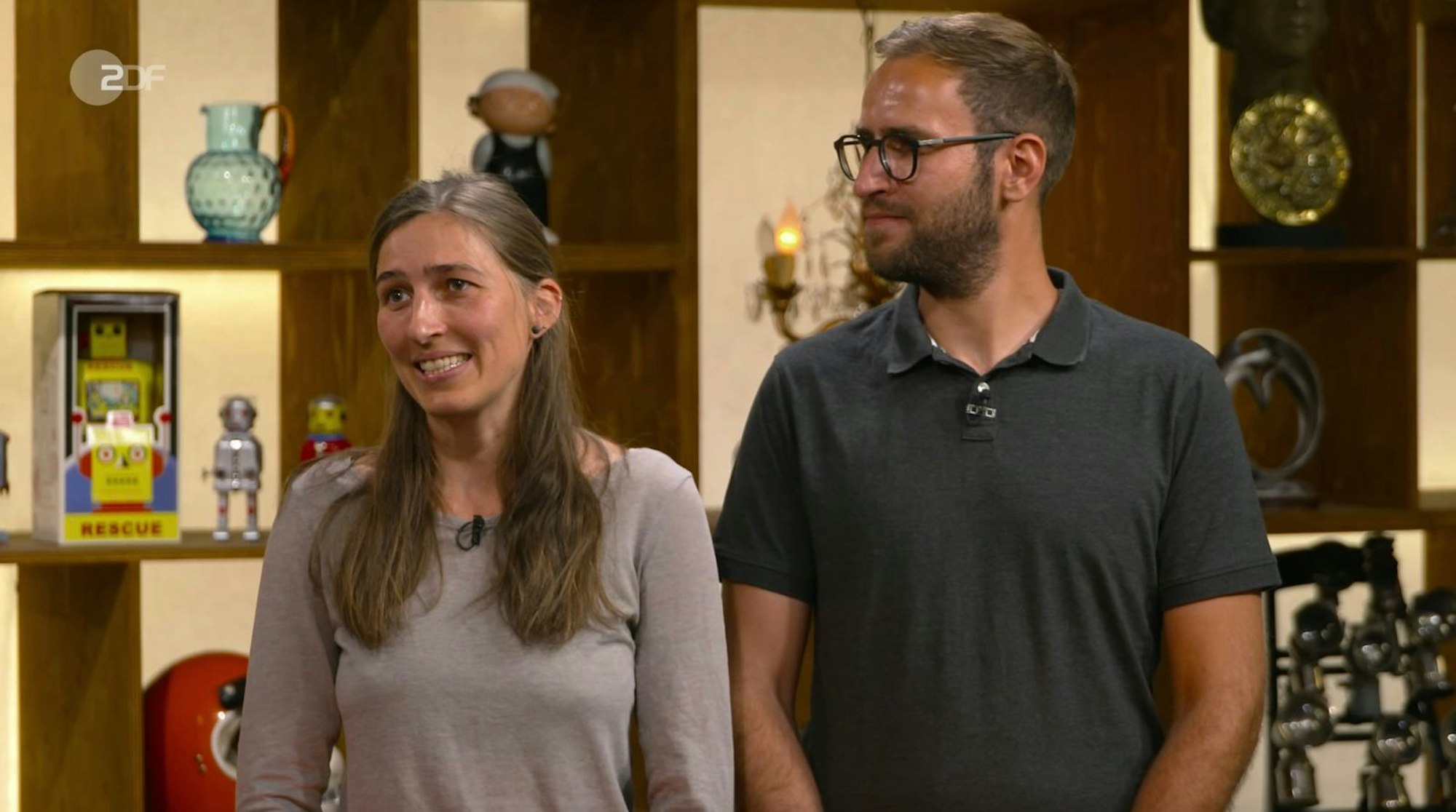 „Ich war's“, zeigte die Verkäuferin sofort Reue. Beim Einpacken war ihr der Belichtungsmesser leider aus der Hand gefallen. (Bild: ZDF)