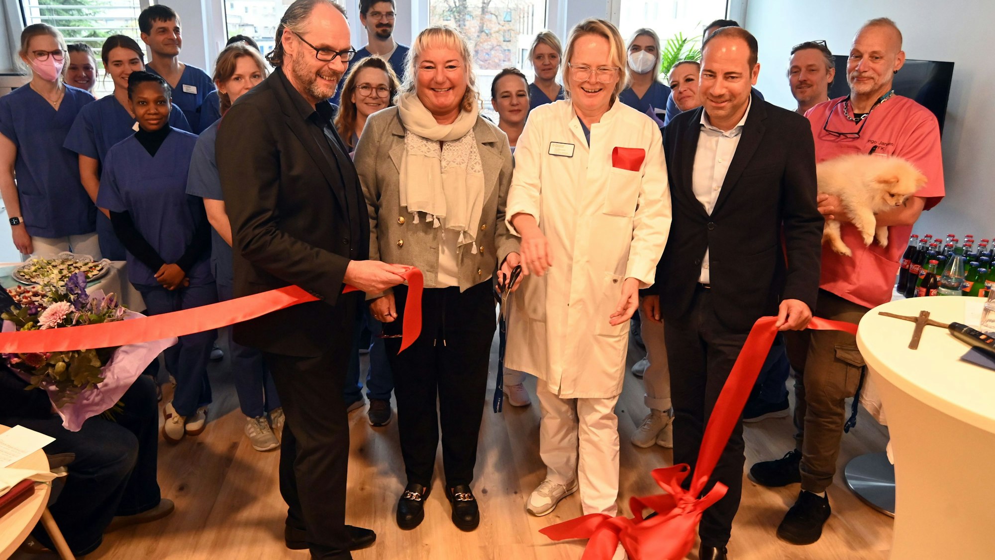 Eröffnungsfeier von „Lebensluft“ im Cellitinnen-Severinsklösterchen. Die Einrichtung, von der es deutschlandweit nur vier Stück gibt, hilft Patienten bei der Entwöhnung von der künstlichen Beatmung. Vorne von links: Helmut Häfner, Stephanie Armbrecht, Frau Dr. Sommerwerk, Gunnar Schneider.