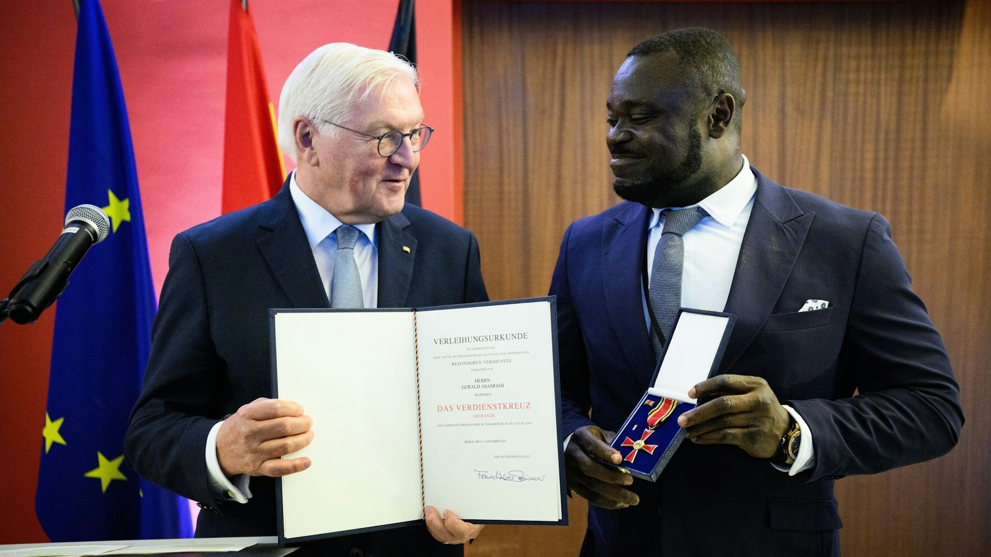 Der frühere Fußball-Nationalspieler Gerald Asamoah (r.) erhält von Bundespräsident Frank-Walter Steinmeier das Bundesverdienstkreuz.