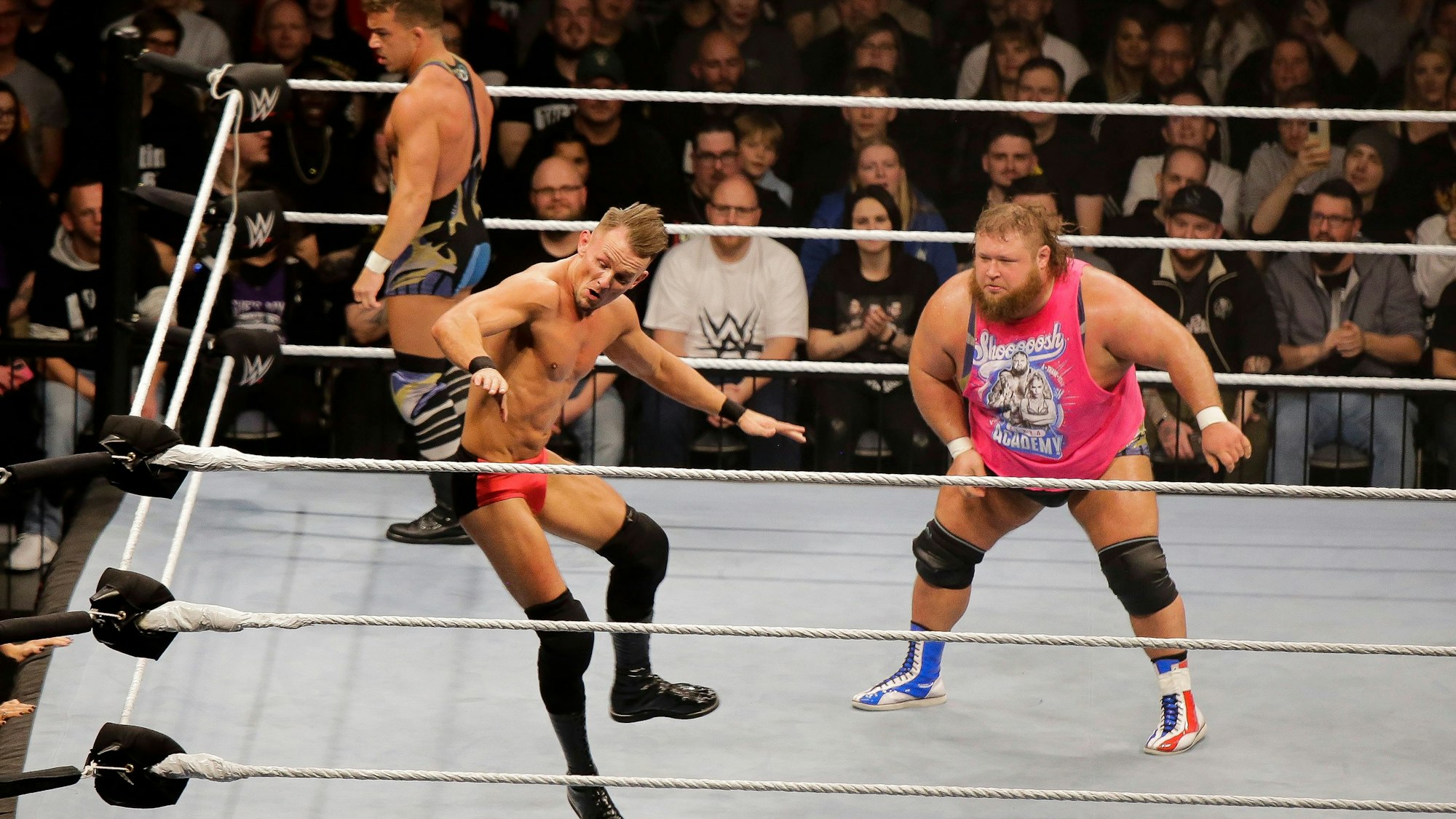 Die Wrestler der WWE (hier bei einer Veranstaltung in Köln 2023) kommen mit der TV-Show „Monday Night Raw“ erstmals nach Nordrhein-Westfalen.