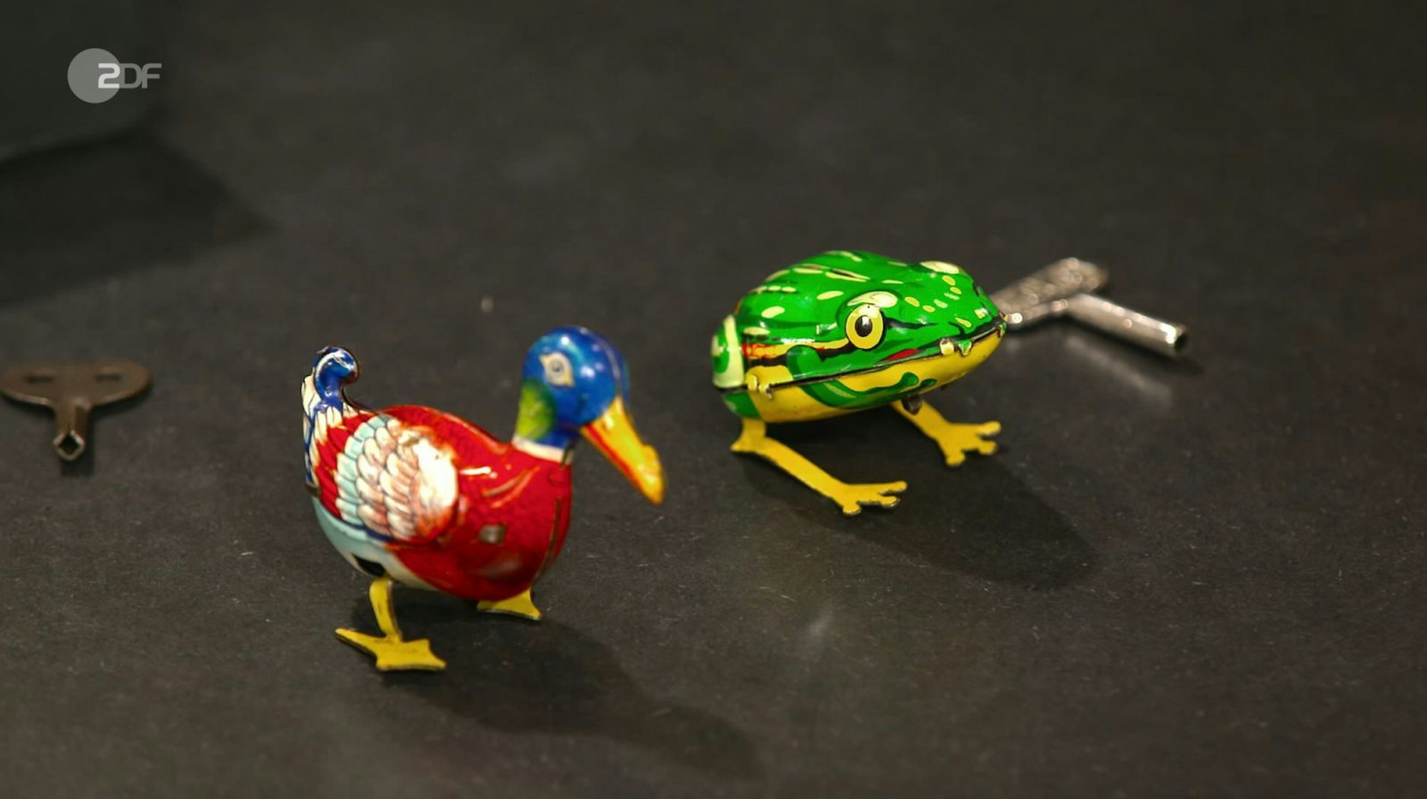 Altes Blechspielzeug der Nürnberger Spiel- und Metallwarenfabrik Georg Köhler datierte Sven Deutschmanek in den 1950er Jahren.
(Bild: ZDF)