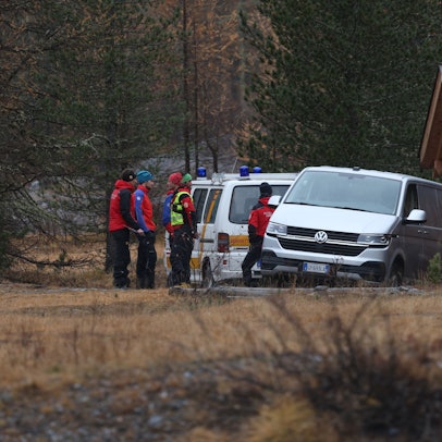 Ein Leichenwagen steht am Sonntag (2. Oktober) nahe eines Hubschrauberlandeplatzes bei Bozen. Nach dem Lawinenunglück in Südtirol wurden auch die Leichen der beiden zuletzt noch vermissten Deutschen gefunden.