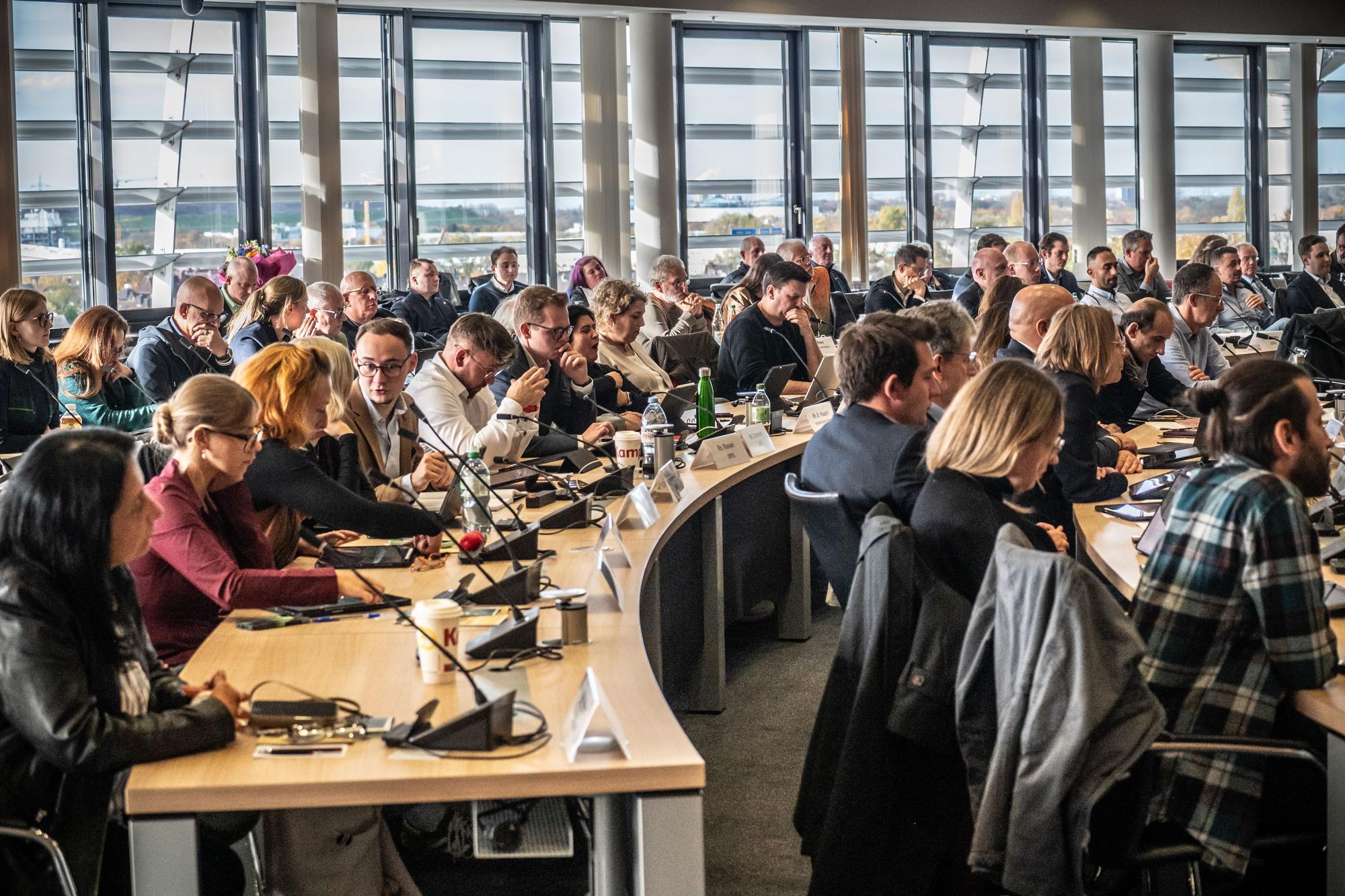 Konstituierende Ratssitzung mit Amtseinführung Stefan Hebbel durch den Alterspräsidenten.