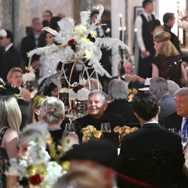 US-Präsident Donald Trump sitzt neben Marco Rubio bei einer Party im Mar-a-Lago mit dem Thema „Der große Gatsby“.