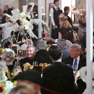 US-Präsident Donald Trump sitzt neben Marco Rubio bei einer Party im Mar-a-Lago mit dem Thema „Der große Gatsby“.