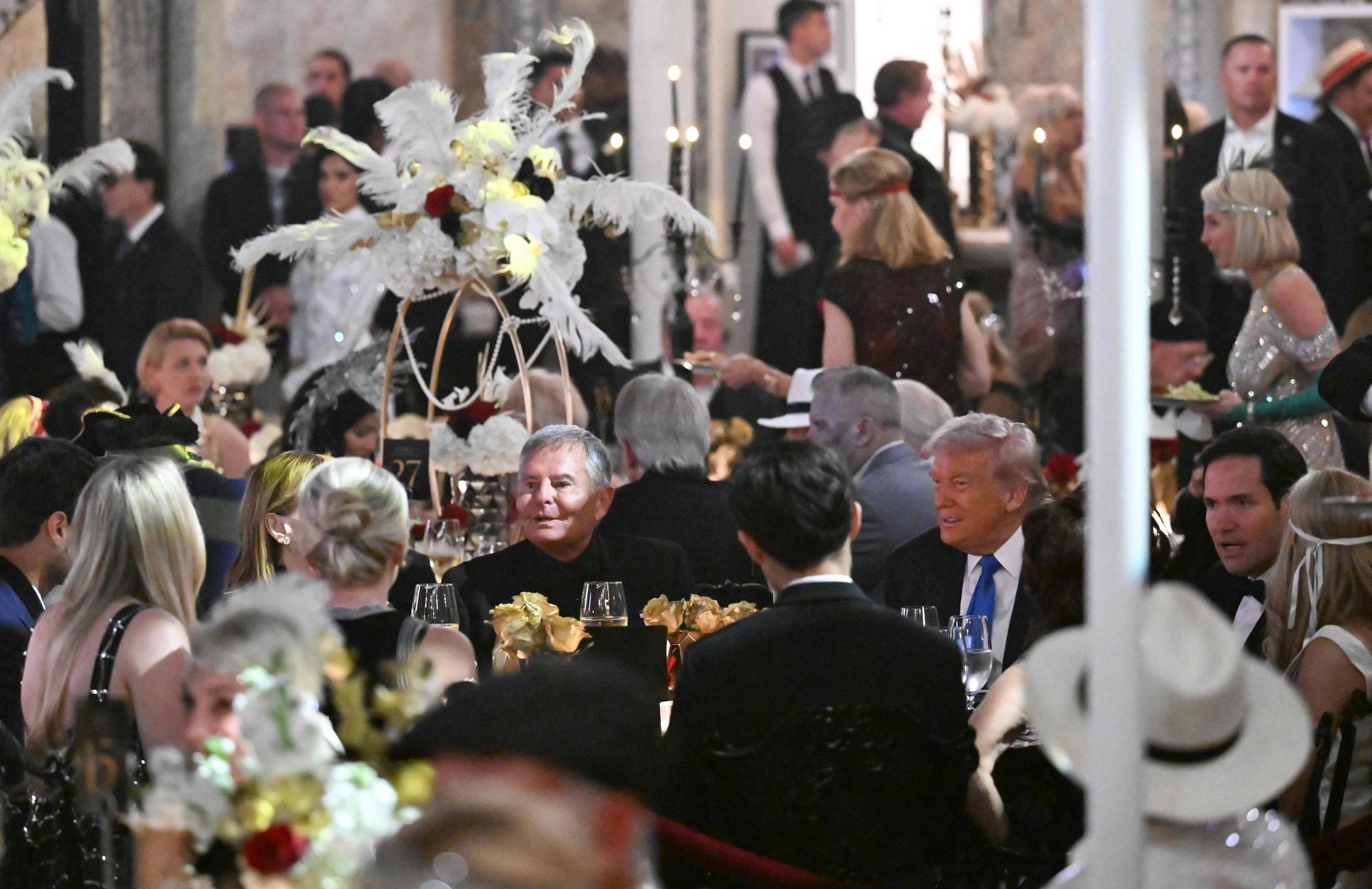 US-Präsident Donald Trump sitzt neben Marco Rubio bei einer Party im Mar-a-Lago mit dem Thema „Der große Gatsby“.