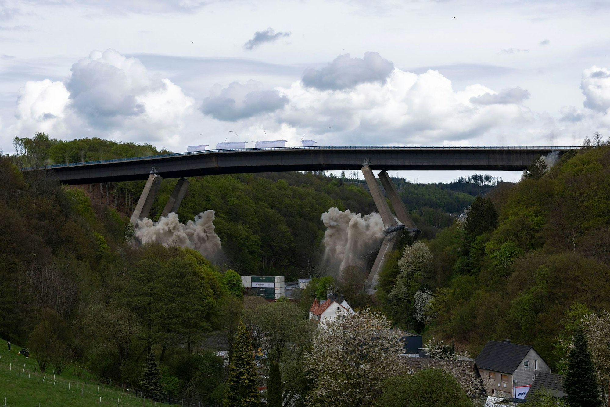 Die Rahmede-Talbrücke der A45 musste wegen schwerer Schäden kurzfristig gesperrt und schließlich abgerissen werden.