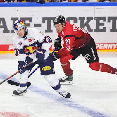 Jeremy McKenna Muenchen im Laufduell mit Juhani Tyrvaeinen Koeln Koelner Haie vs EHC Red Bull Muenchen, Eishockey DEL, 02.11.2025 Koelner Haie vs EHC Red Bull Muenchen, Eishockey DEL, 02.11.2025 Koeln *** Jeremy McKenna Muenchen in a running duel with Juhani Tyrvaeinen Koeln Koelner Haie vs EHC Red Bull Muenchen, Eishockey DEL, 02 11 2025 Koelner Haie vs EHC Red Bull Muenchen, Eishockey DEL, 02 11 2025 Koeln Copyright: xEibner-Pressefotox EP_RWS