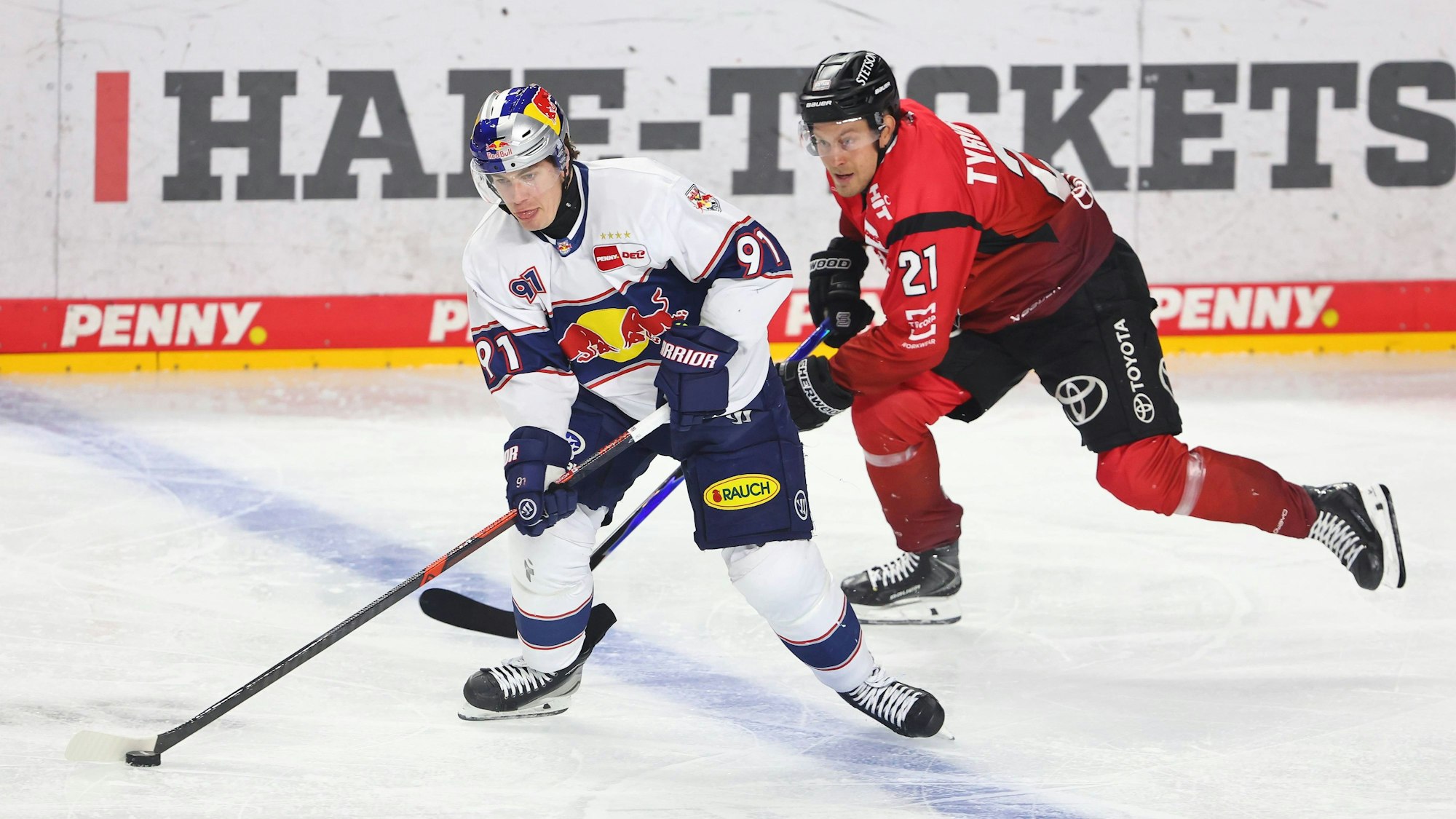 Jeremy McKenna Muenchen im Laufduell mit Juhani Tyrvaeinen Koeln Koelner Haie vs EHC Red Bull Muenchen, Eishockey DEL, 02.11.2025 Koelner Haie vs EHC Red Bull Muenchen, Eishockey DEL, 02.11.2025 Koeln *** Jeremy McKenna Muenchen in a running duel with Juhani Tyrvaeinen Koeln Koelner Haie vs EHC Red Bull Muenchen, Eishockey DEL, 02 11 2025 Koelner Haie vs EHC Red Bull Muenchen, Eishockey DEL, 02 11 2025 Koeln Copyright: xEibner-Pressefotox EP_RWS