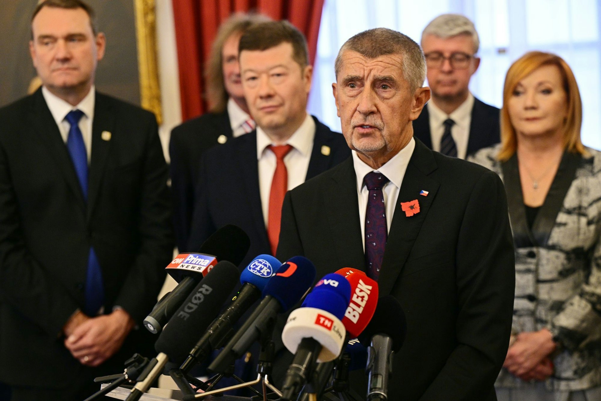 Andrej Babis (vorne), tschechischer Milliardär und Gründer der Partei ANO, hat in Prag einen Koalitionsvertrag mit den Vorsitzenden der ultrarechten Freiheit und direkte Demokratie (SPD) und der Autofahrerpartei Motoristen unterzeichnet.