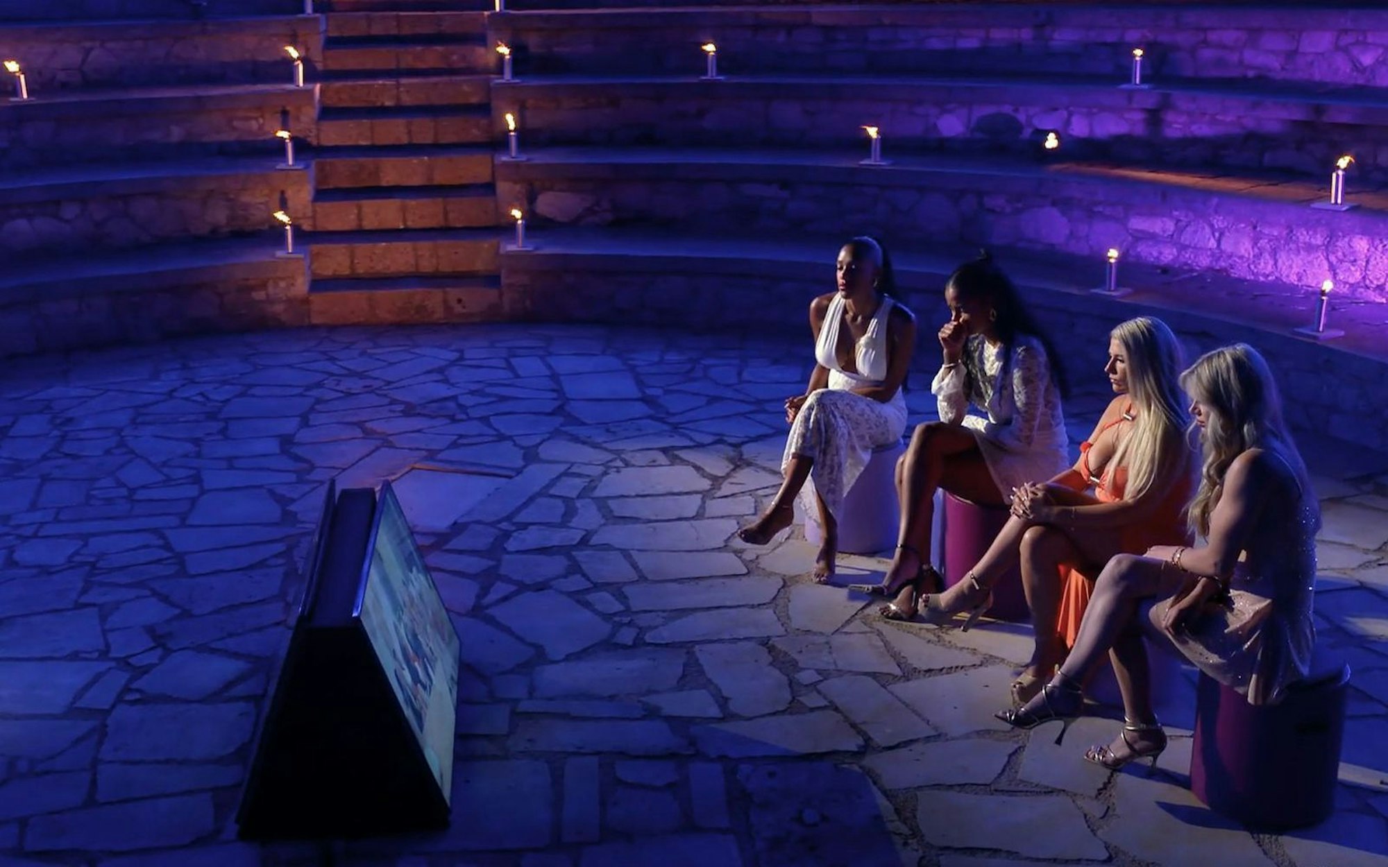 Das erste Lagerfeuer schockt alle vergebenen Frauen.  (Bild: RTL/ Screenshot)