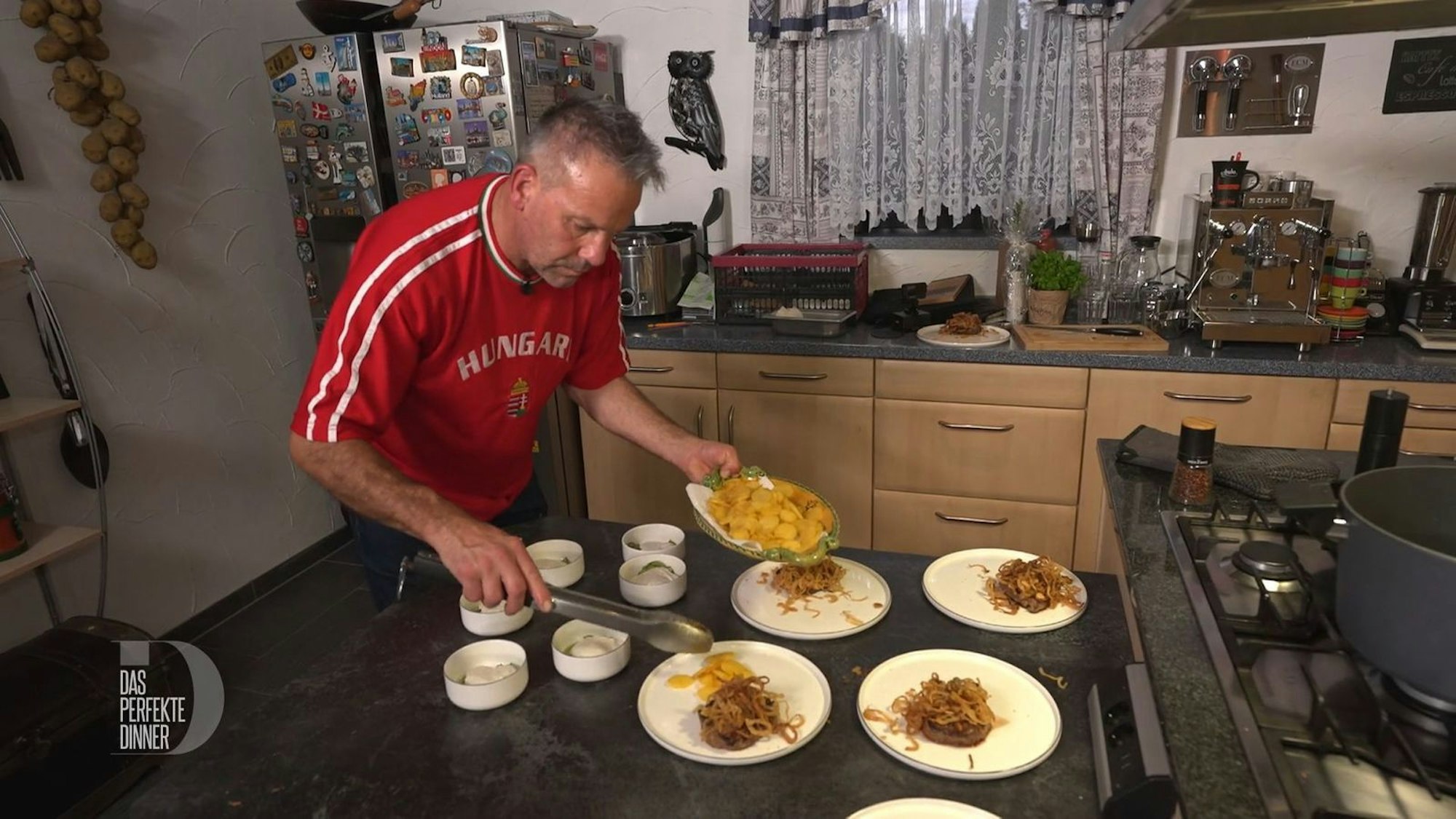 Rinderfilet mit Röstzwiebeln und Bratkartoffeln: István lässt sich in der Küche nicht stressen.
(Bild: RTL)