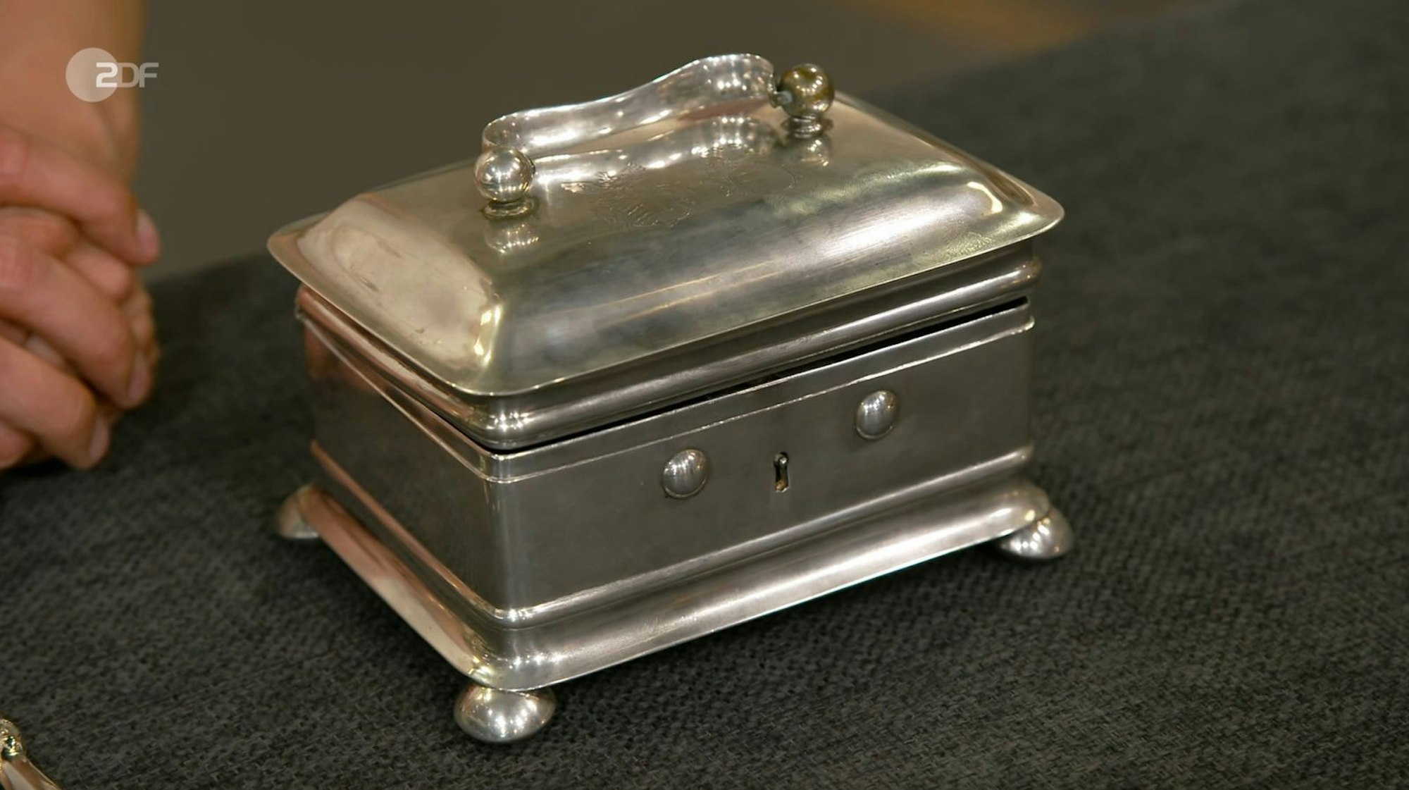 Eine alte Zuckerdose aus zwölflötigem Silber (750) stammte laut Bianca Berding aus der Mitte des 19. Jahrhunderts.
(Bild: ZDF)