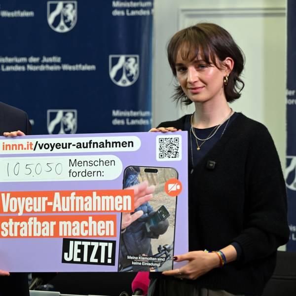 Die Kölnerin Yanni Gentsch überreichte im Sommer symbolisch ihre Petition für besseren Schutz gegen Voyeurismus an NRW-Justizminister Benjamin Limbach (Grüne).