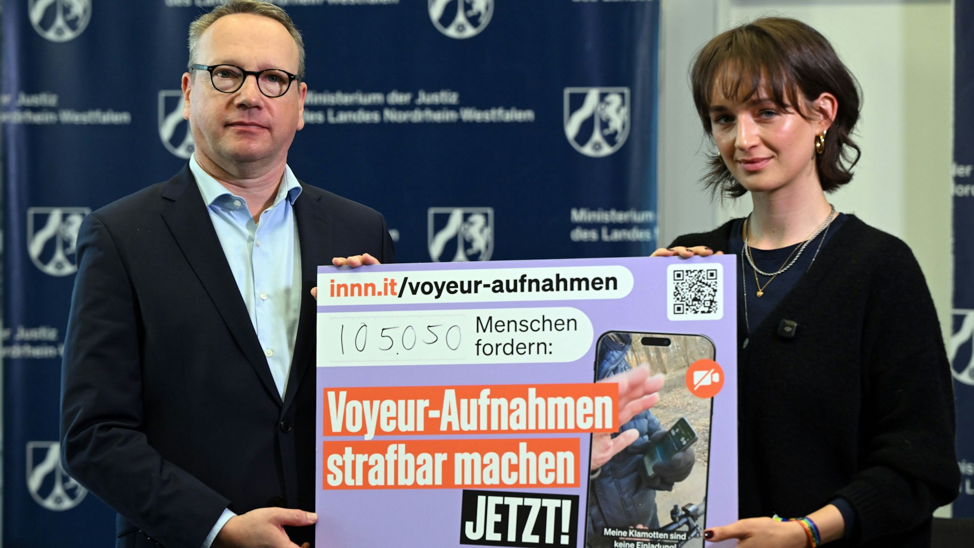 Die Kölnerin Yanni Gentsch überreichte im Sommer symbolisch ihre Petition für besseren Schutz gegen Voyeurismus an NRW-Justizminister Benjamin Limbach (Grüne).