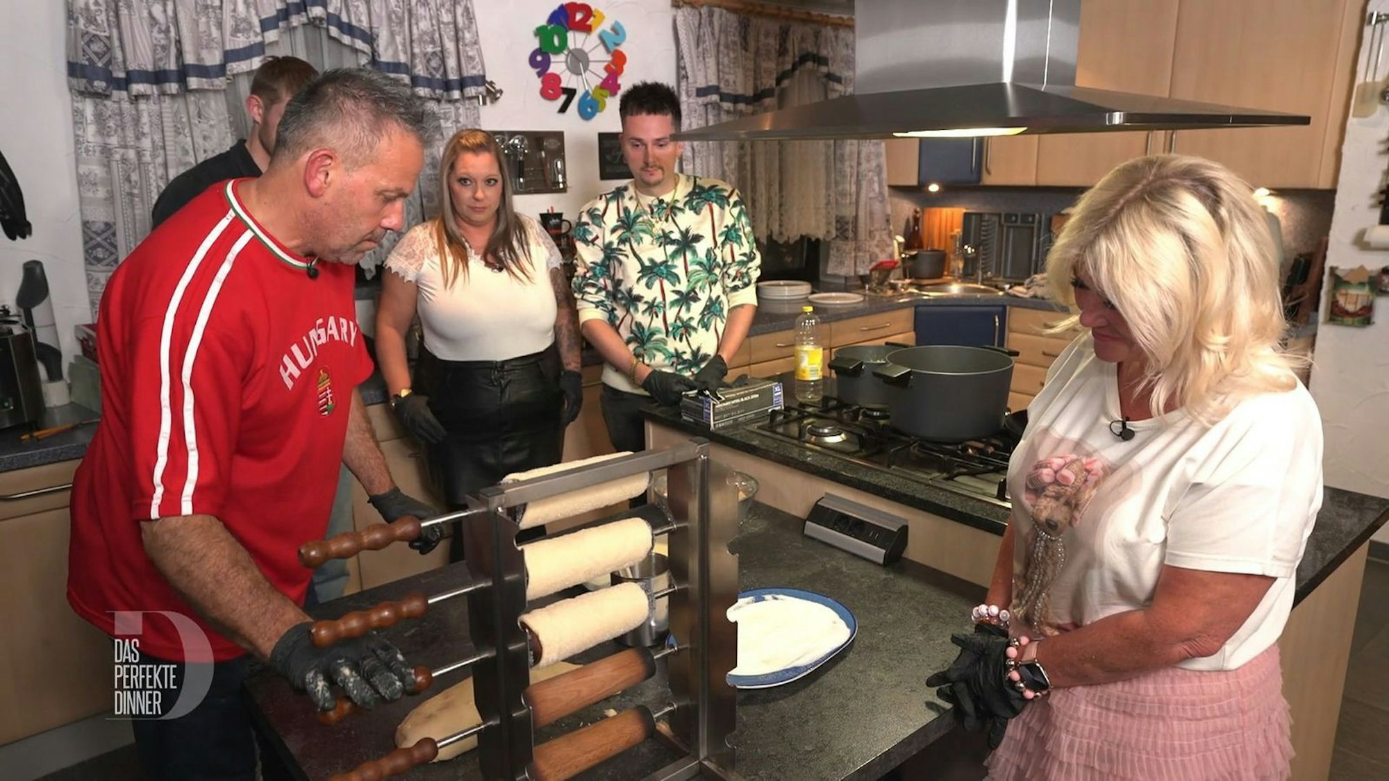 Beim Baumstriezel-Workshop zeigt István seinen Gästen, wie der Hefeteig aufgerollt wird.
(Bild: RTL)