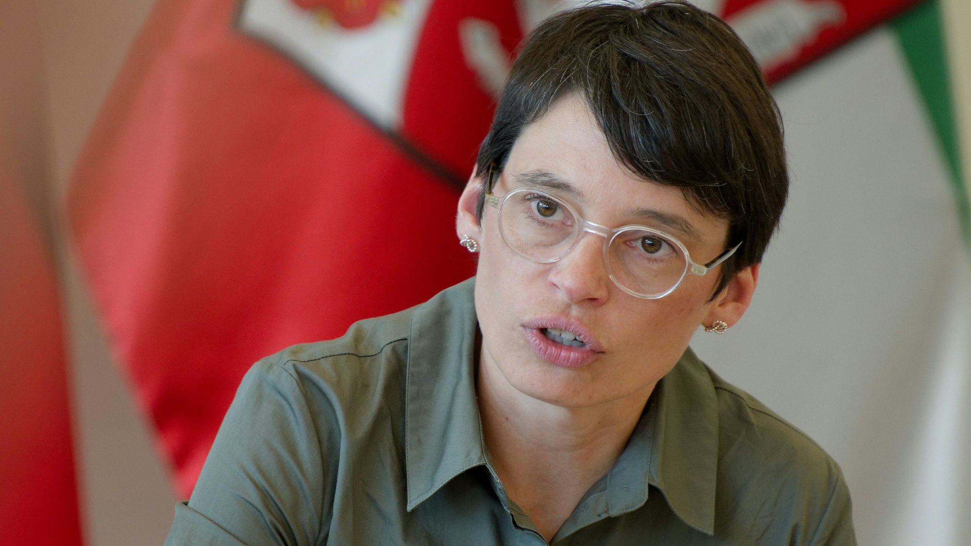 Josefine Paul, Ministerin für Kinder, Jugend, Familie, Gleichstellung, Flucht und Integration (Grüne), spricht bei einem Pressegespräch.