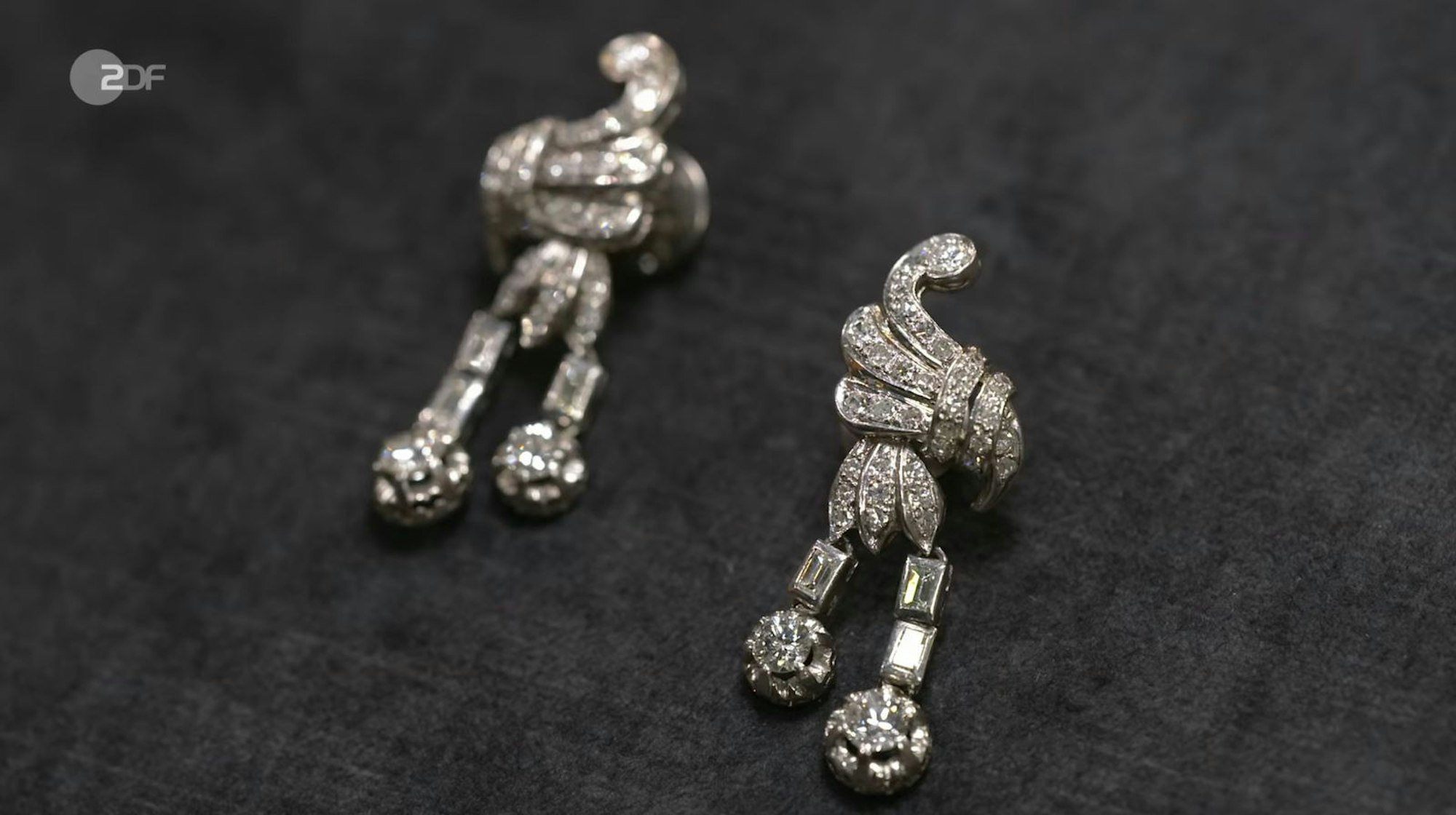 Patrick Lessmann datierte „sehr ausdrucksstarke und dynamische“ Ohrringe aus Platin mit Diamanten in den 1940er Jahren. (Bild: ZDF)