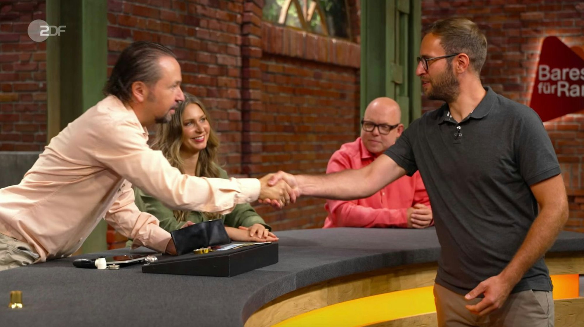 Überraschung für den Verkäufer: Der Wunschpreis für sein beschädigtes Objekt hatte sich nahezu verdreifacht.
(Bild: ZDF)