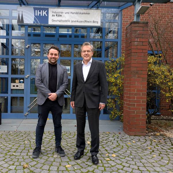 Andreas Zieger und Hauptgeschäftsführer Uwe Vetterlein (v.l.) von der Industrie- und Handelskammer Köln