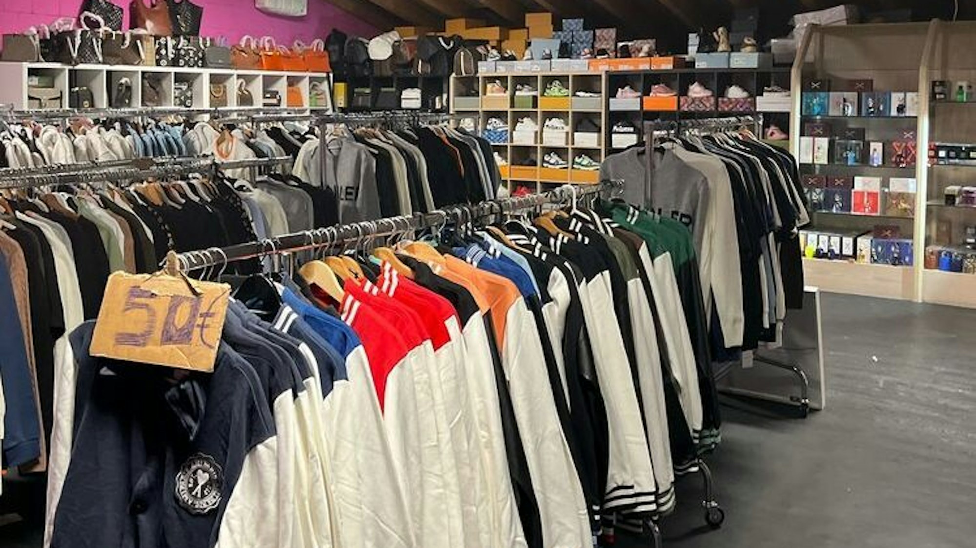 In einem Lager in Porz stellten Ermittler vor wenigen Wochen diese gefälschten Kleidungsstücke sicher.